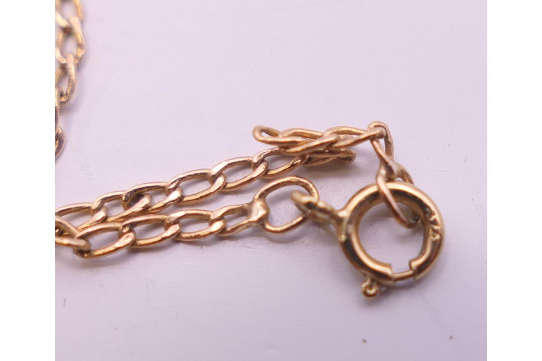 A 9 ct gold heart shaped pendant on a 9 ct gold fine chain. Pendant 1 cm x 1 cm, chain 42 cm long. - Image 5 of 9