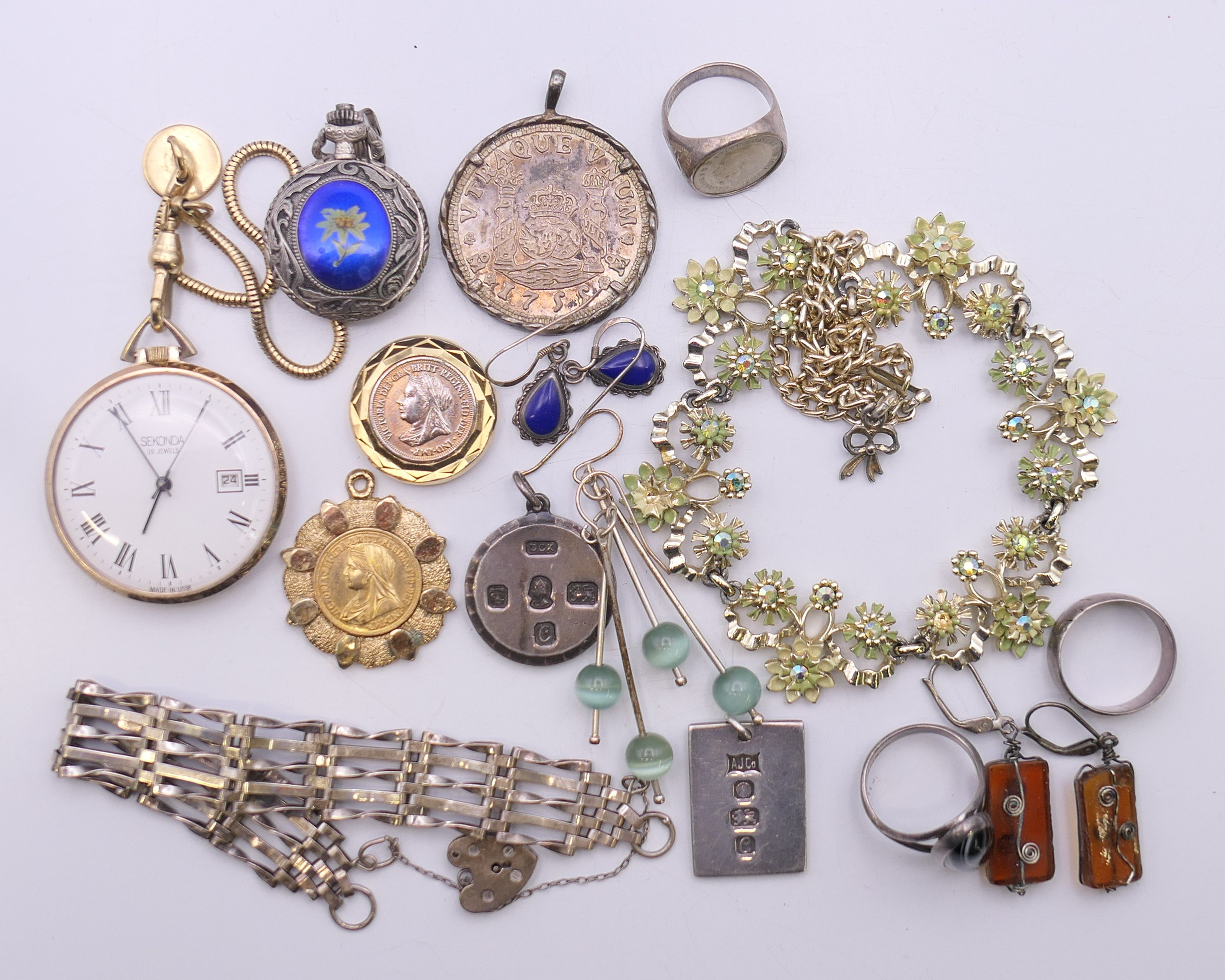 A quantity of various silver and other jewellery, to include necklaces, earrings, - Image 2 of 24