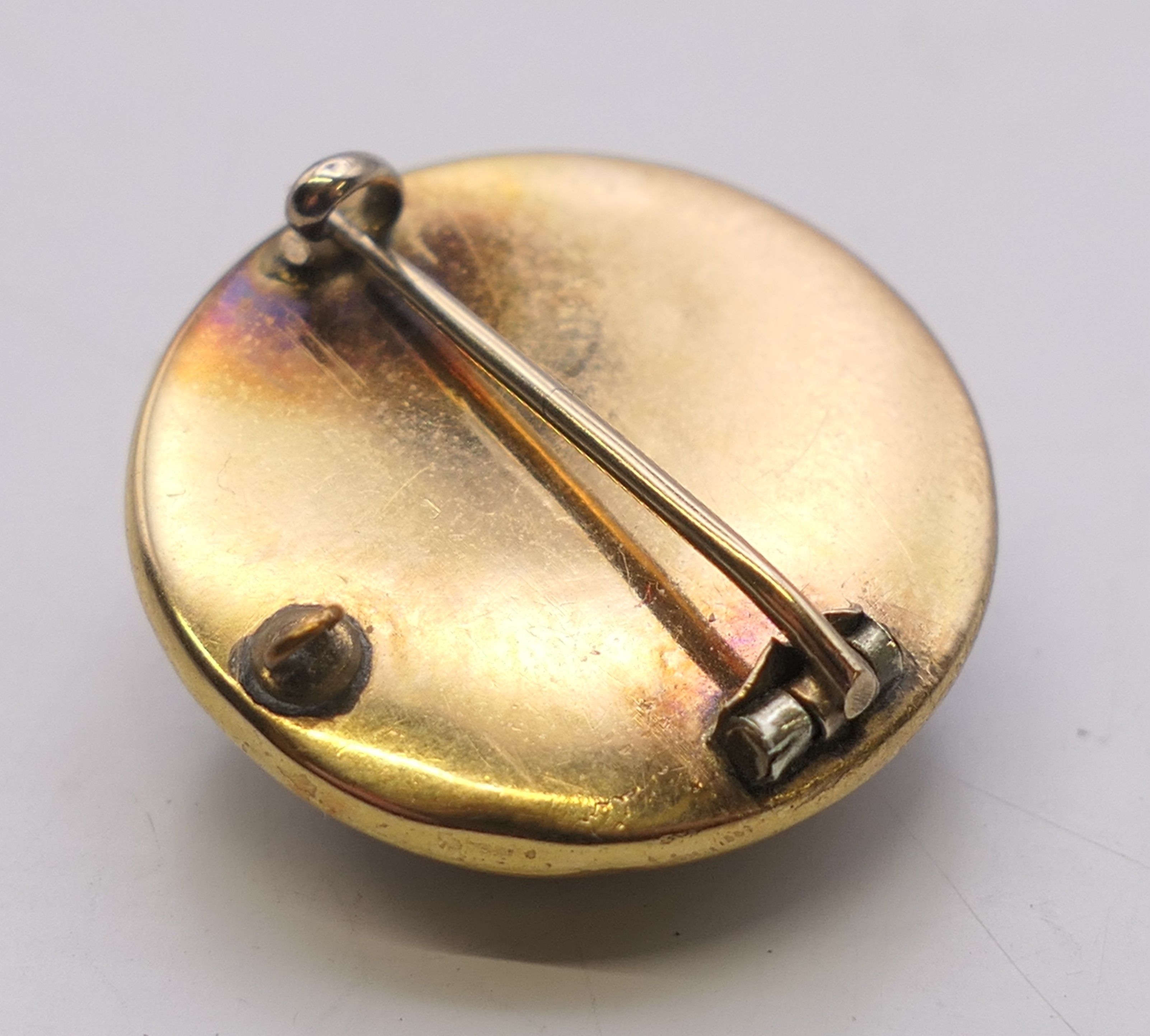 A 19th century unmarked cameo brooch. 2.5 cm diameter. 7 grammes total weight. - Image 3 of 3