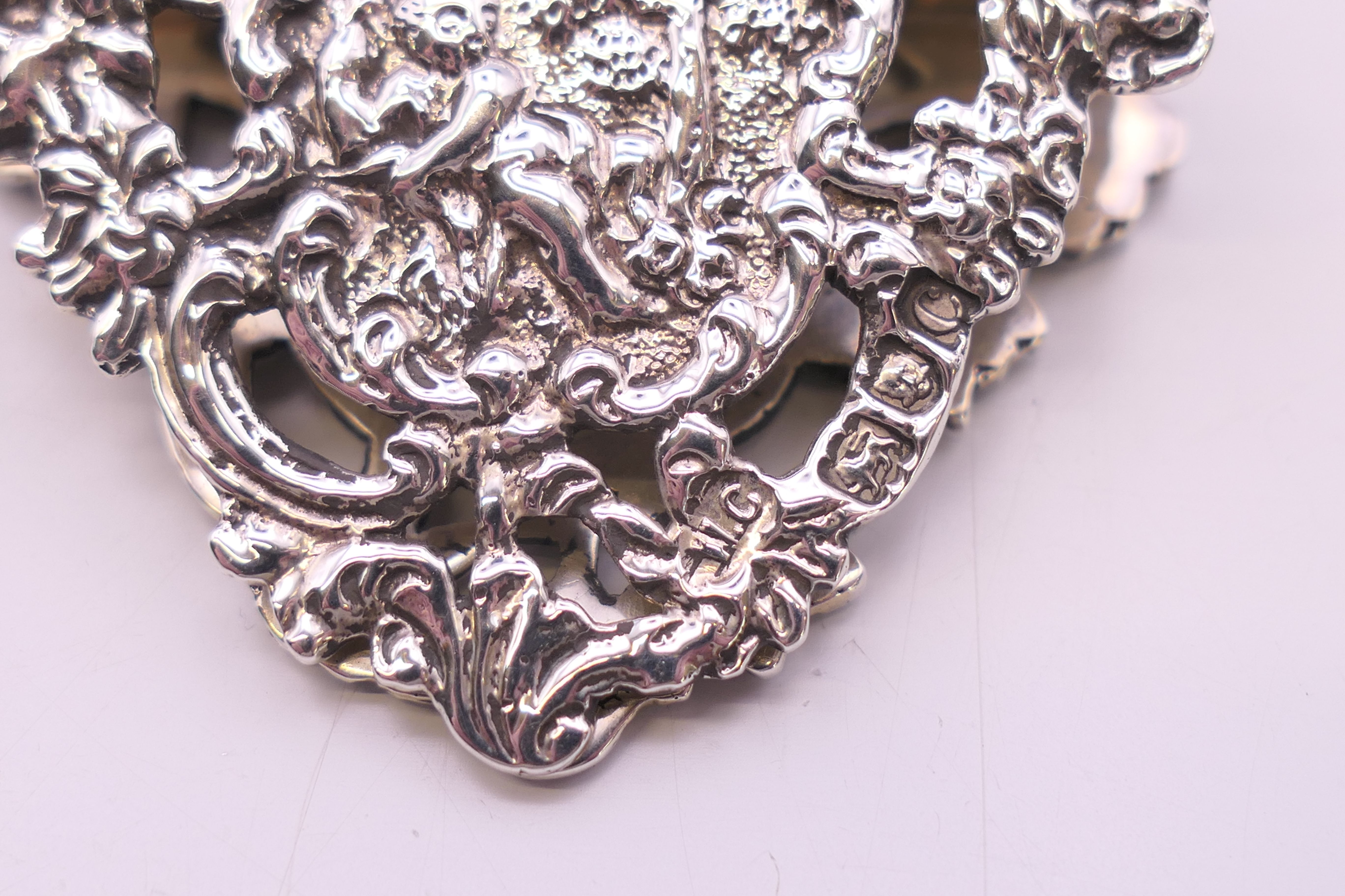 A pierced silver letter clip. 42 grammes. 6.5 cm high. - Image 5 of 5