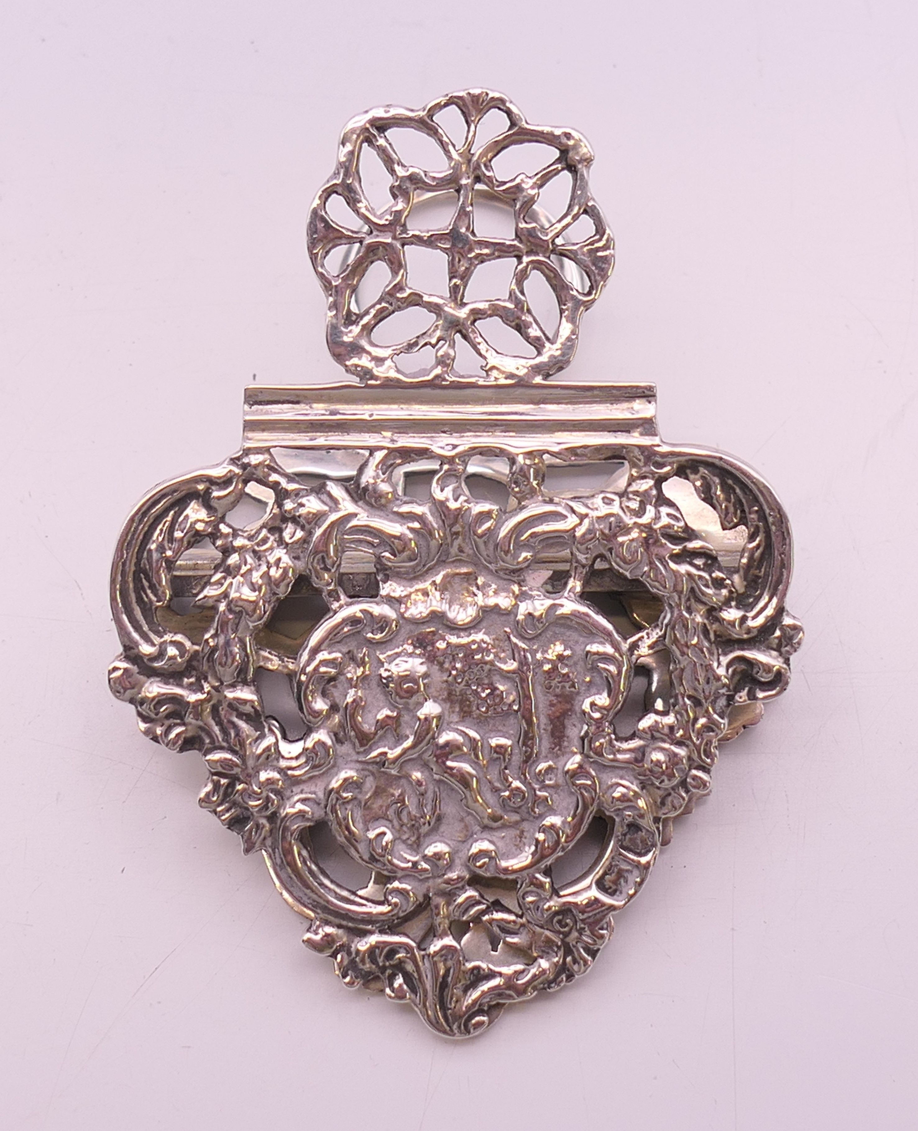 A pierced silver letter clip. 42 grammes. 6.5 cm high.