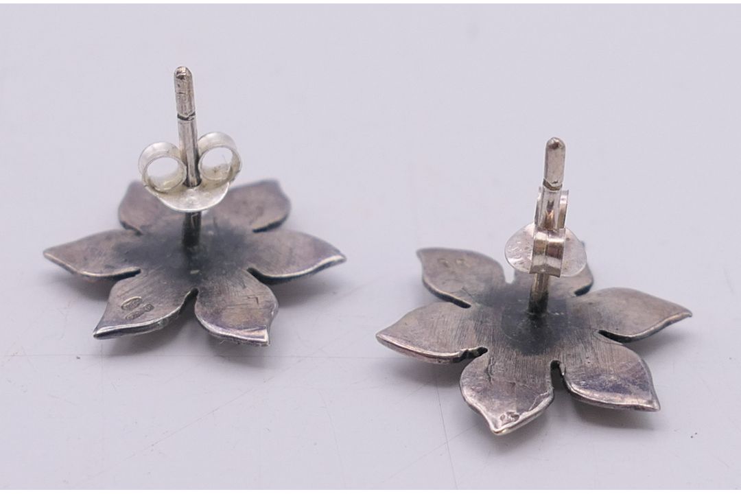 Four pairs of silver earrings. Sunflower earrings approximately 2 cm diameter. - Image 7 of 13