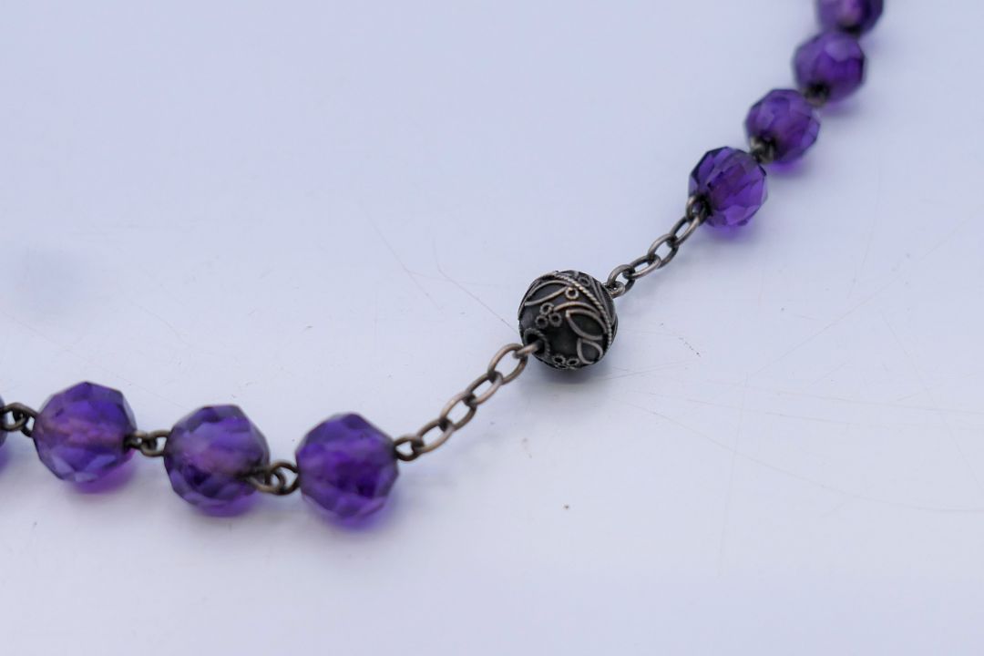 An amethyst bead necklace. 76 cm long. - Image 2 of 4
