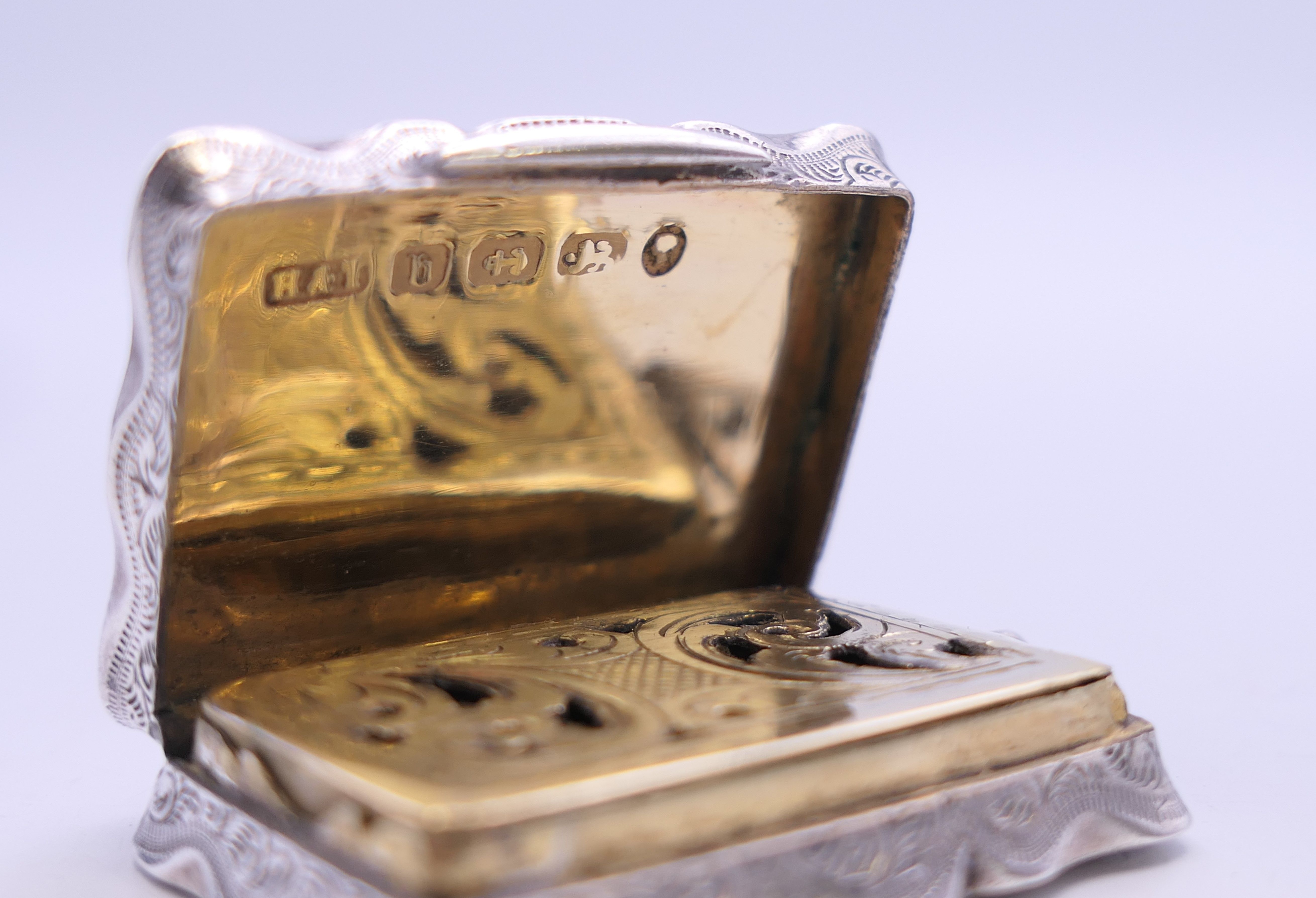 Two Victorian silver vinaigrettes. The larger 3.75 cm x 2.5 cm. - Image 8 of 9