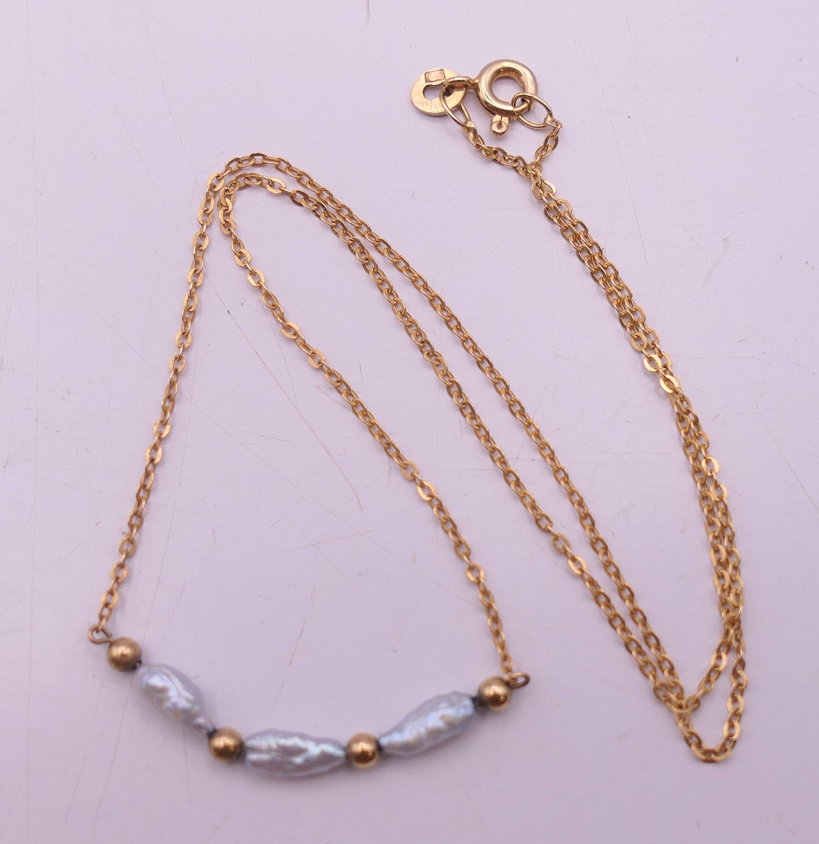 A 9 ct gold and pearl necklace. Approximately 40 cm long. 1.7 grammes total weight. - Image 10 of 10