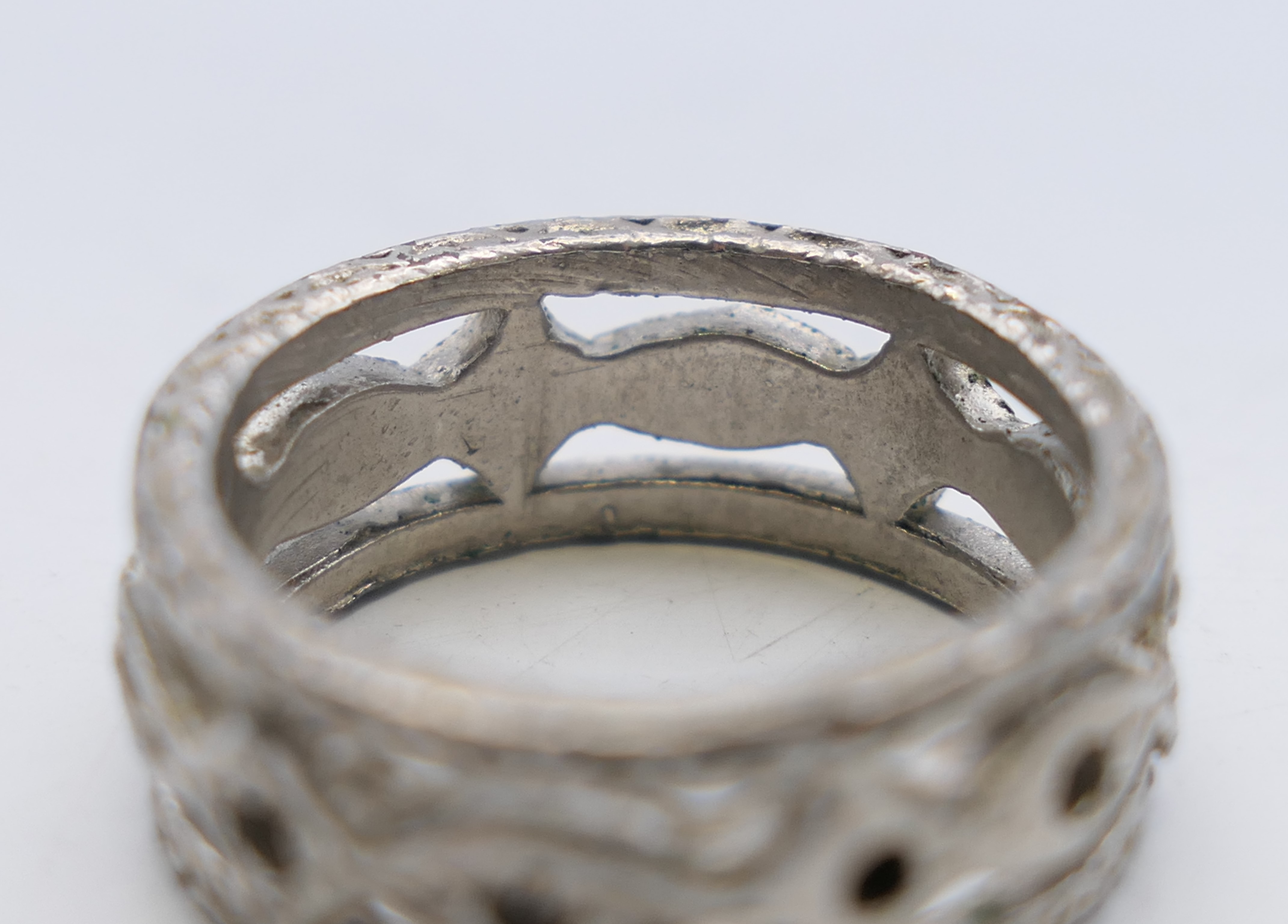 Four silver rings. Green stone ring size P. - Image 4 of 13