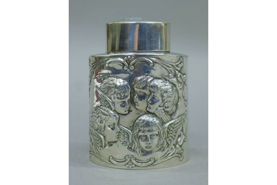 A silver tea caddy decorated with embossed angels. 9.5 cm high. 87.4 grammes. - Image 1 of 4