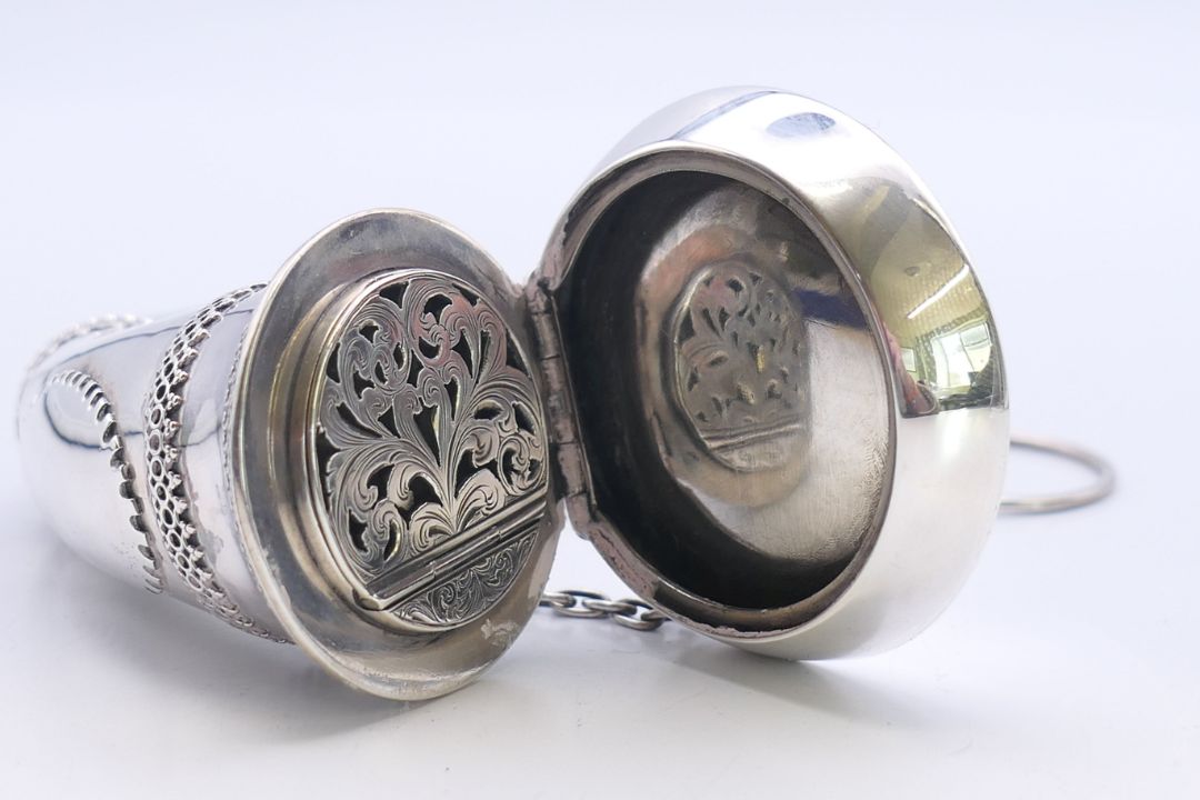 A large Victorian silver cornucopia vinaigrette. 13.5 cm long. - Image 5 of 6