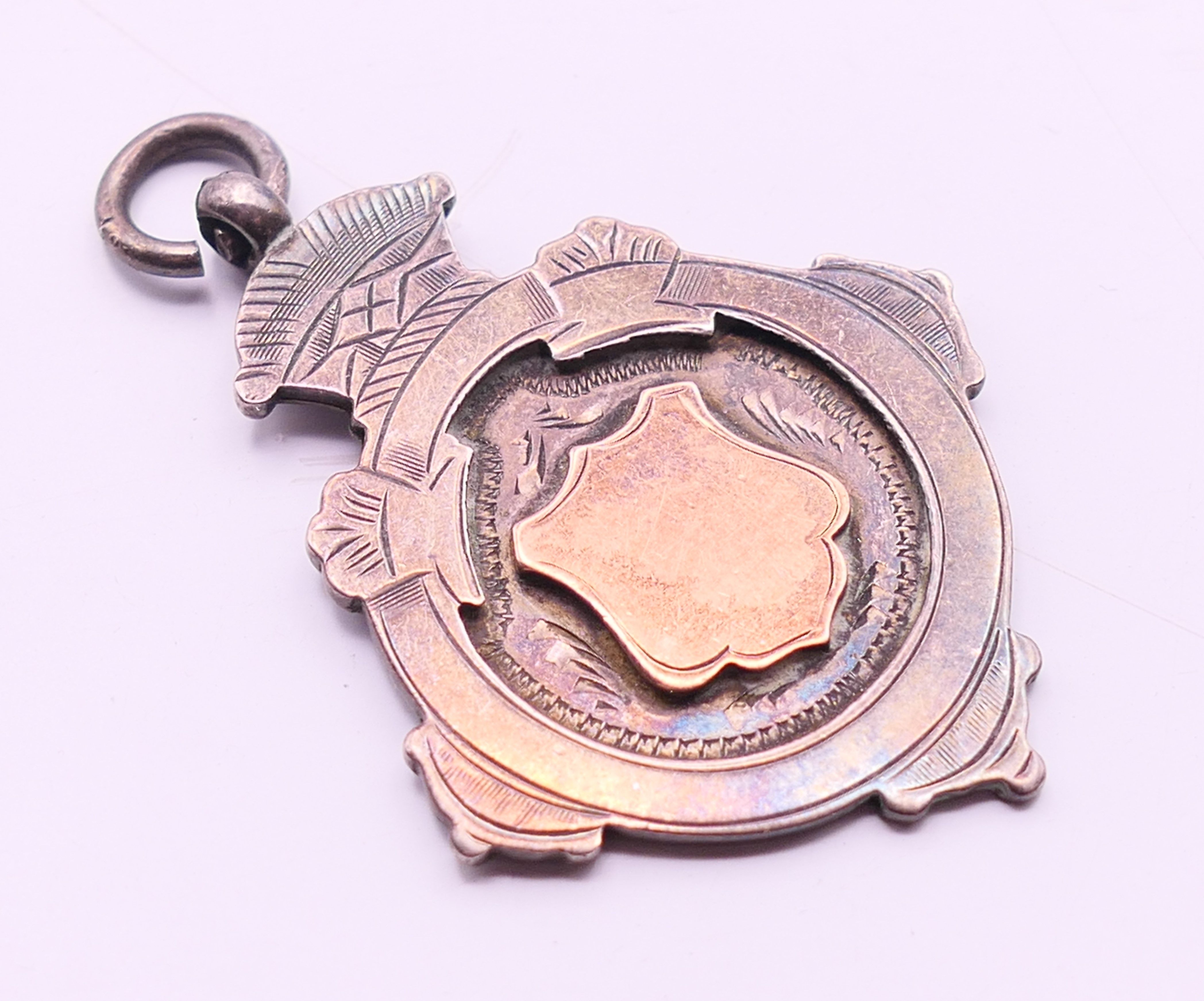 A silver fob with rose gold inlay. 4.5 cm high. - Image 2 of 4