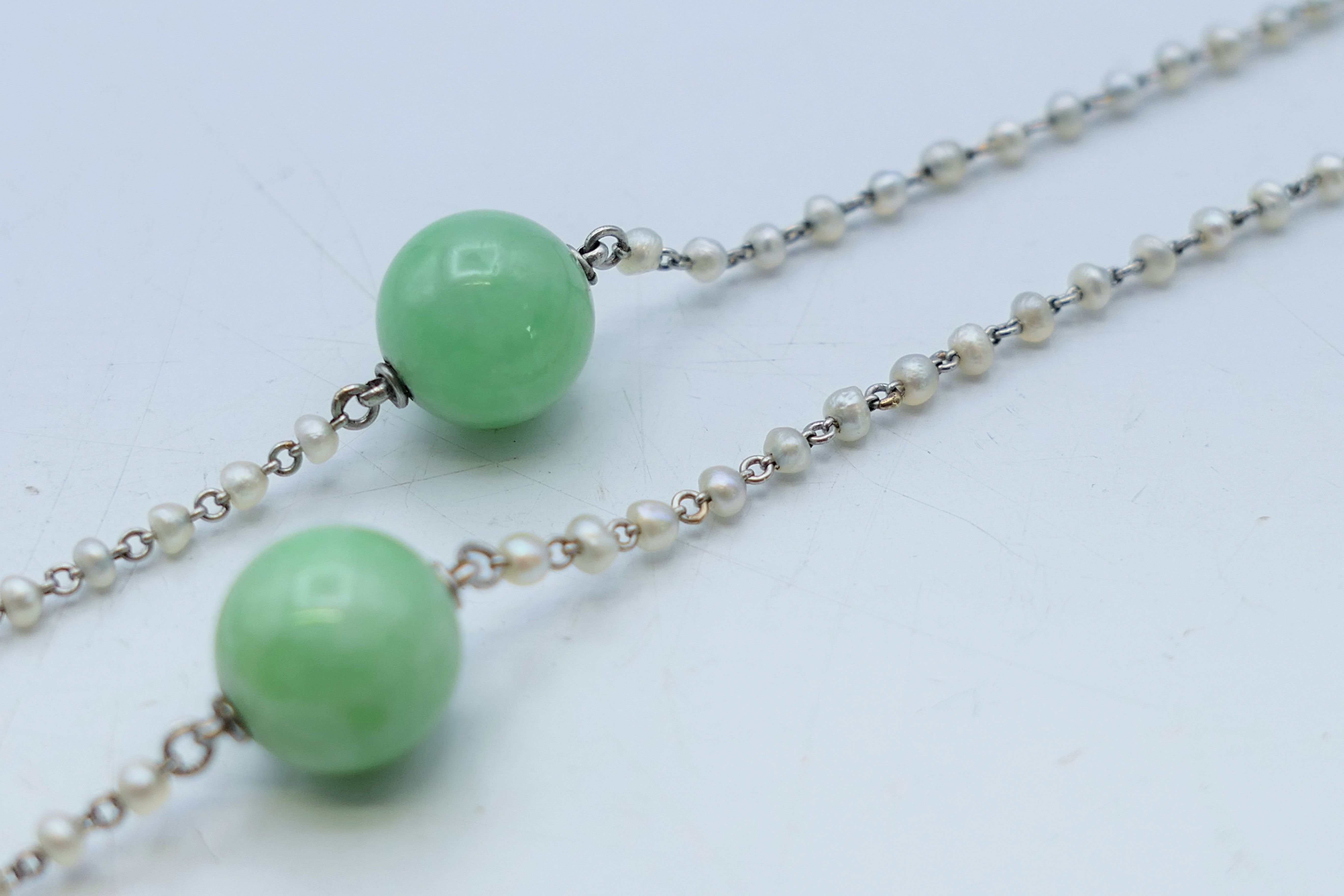 A platinum seed pearl and jade bead necklace. 43 cm long. - Image 3 of 5