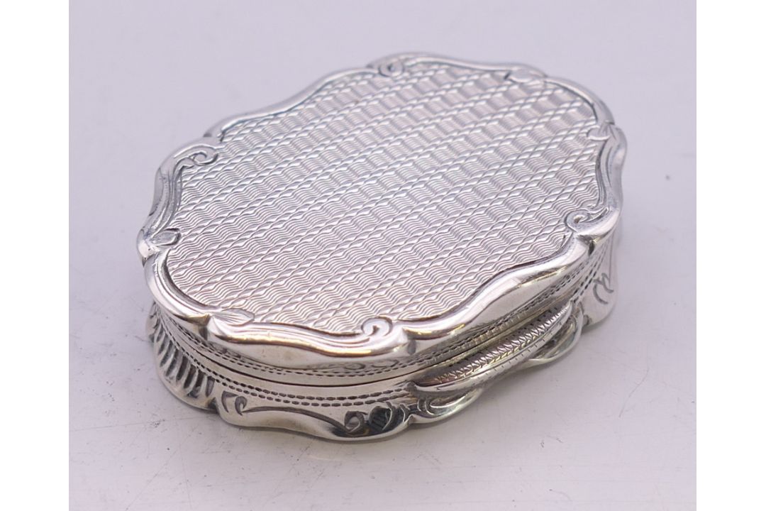 A Victorian silver vinaigrette by George Unite. 4.5 cm x 3.25 cm. - Image 4 of 4