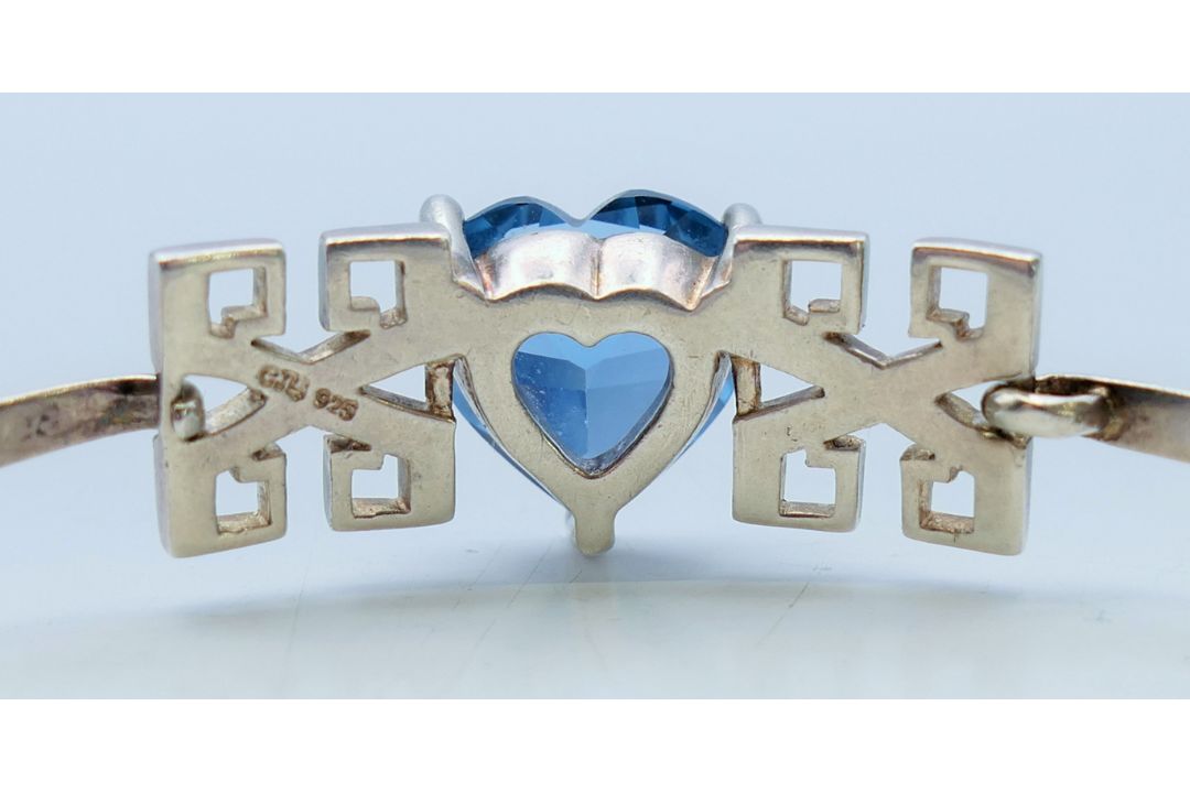 A silver bangle with heart shaped blue stone. Heart 1.5 cm high. - Image 5 of 6