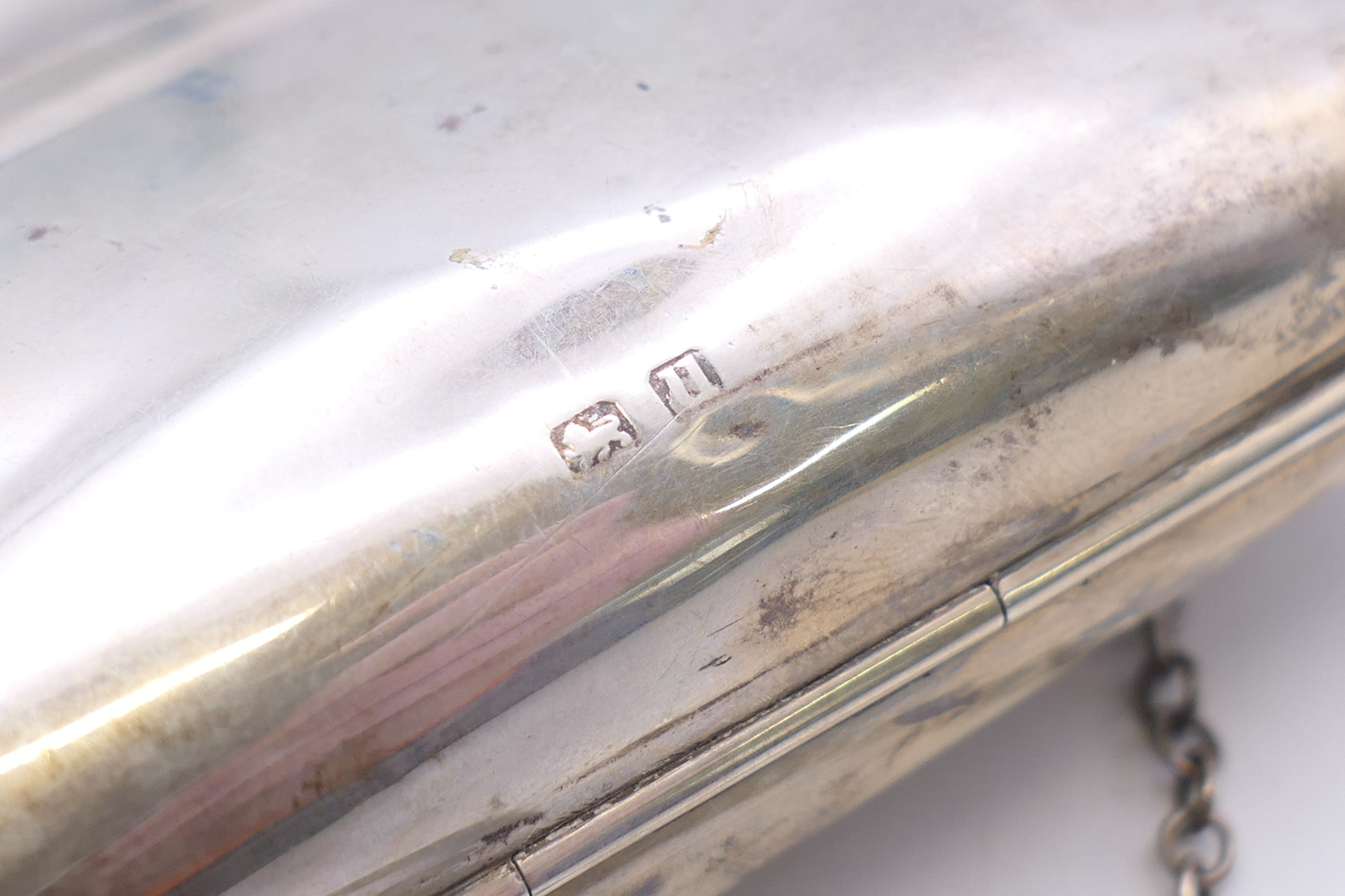 A silver purse. 8 cm x 10 cm. 72 grammes total weight. - Image 4 of 6