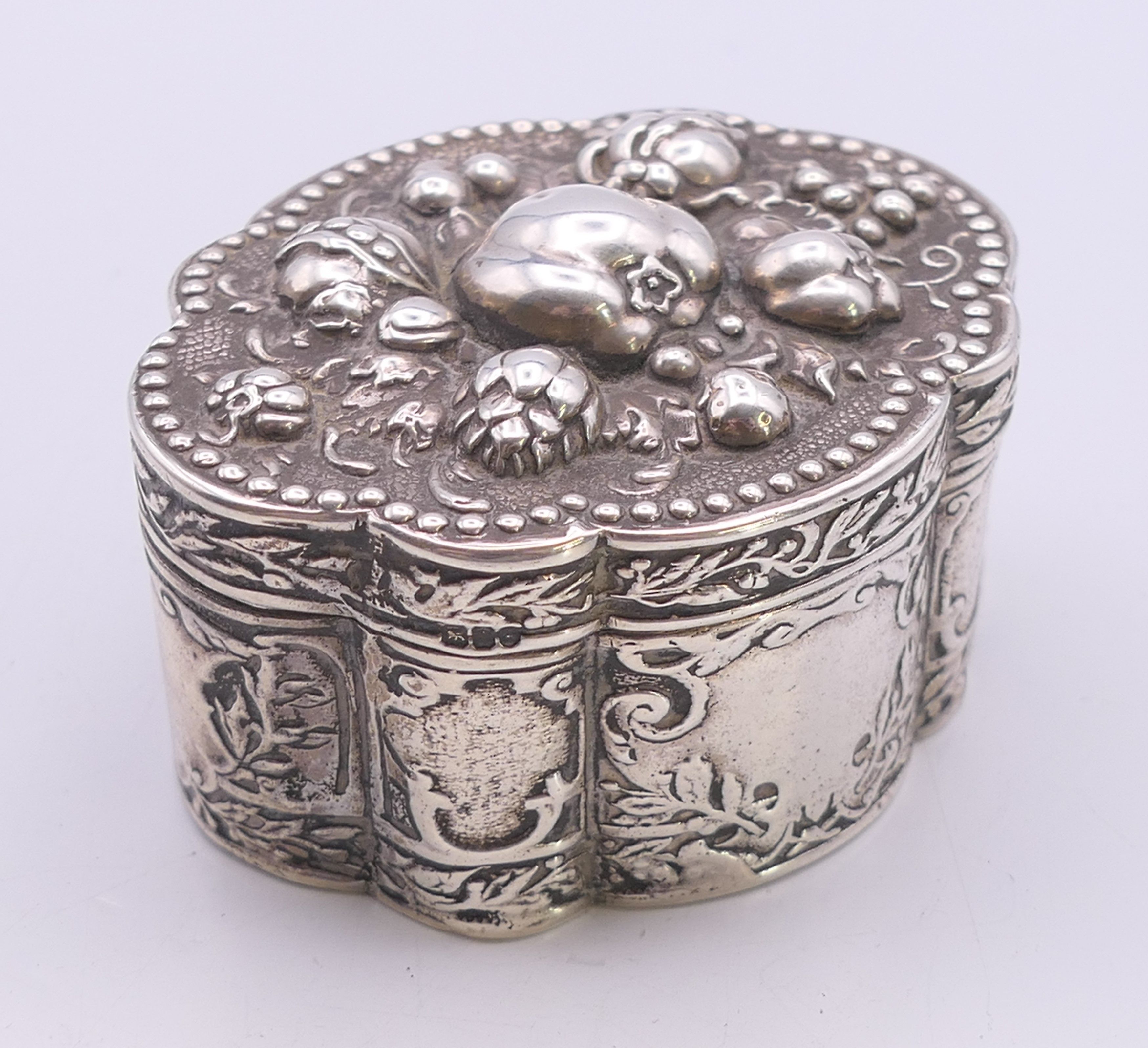 A Continental embossed silver box. 94.8 grammes. 4 cm high. - Image 3 of 6