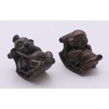 A pair of bronze seated pigs. Larger 4.5 cm high.