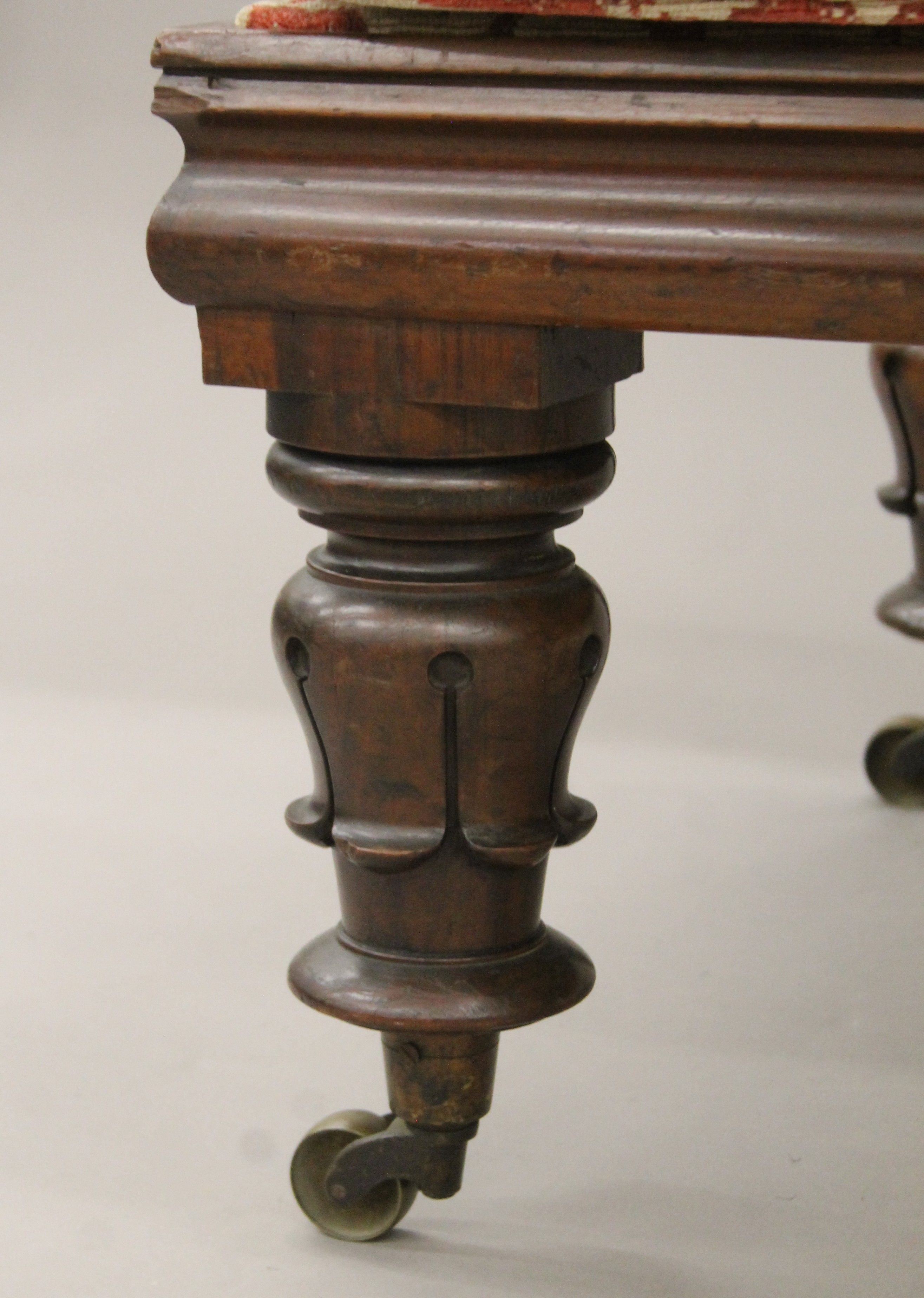 A 19th century mahogany upholstered chaise lounge. 125 cm long. - Image 4 of 4