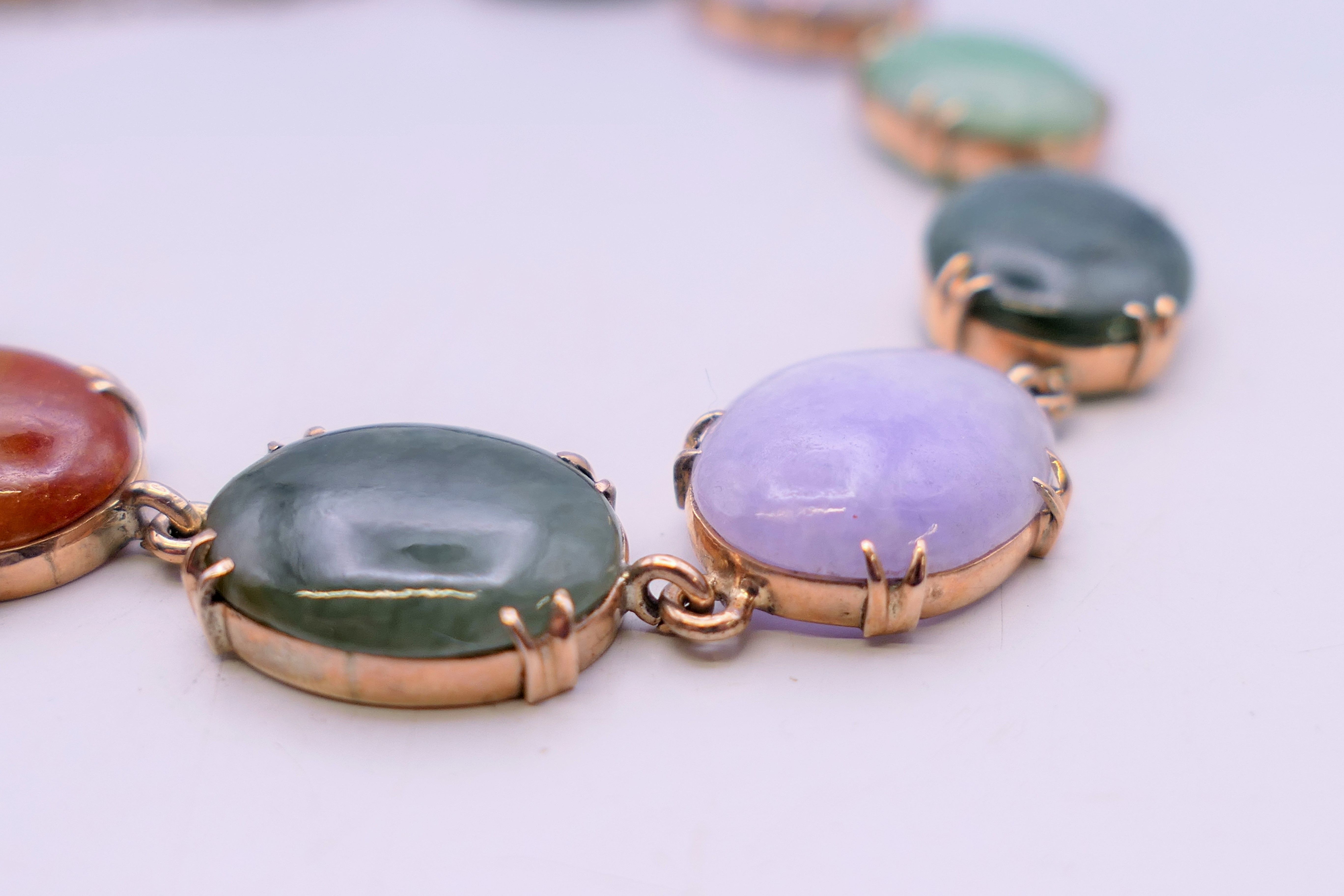 A 9 K gold and multi-coloured jade bracelet. 20 cm long. - Image 3 of 6