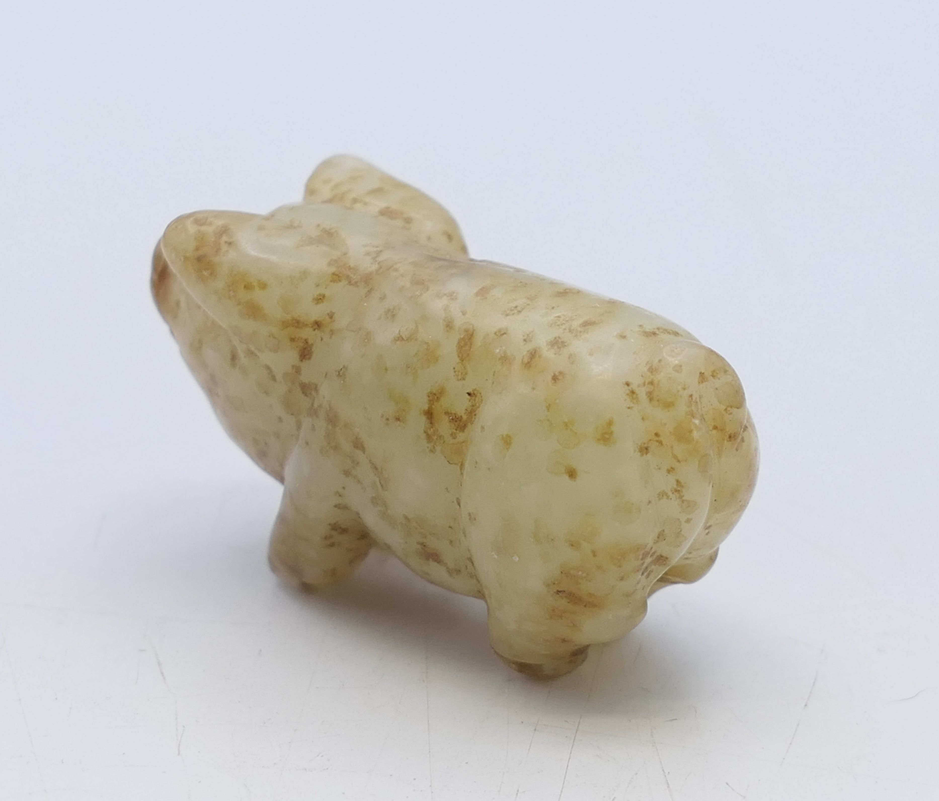 A jade pig and a jade pendant carving. Pig 2.5 cm high, pendant 9.5 x 8.5 cm. - Image 7 of 8