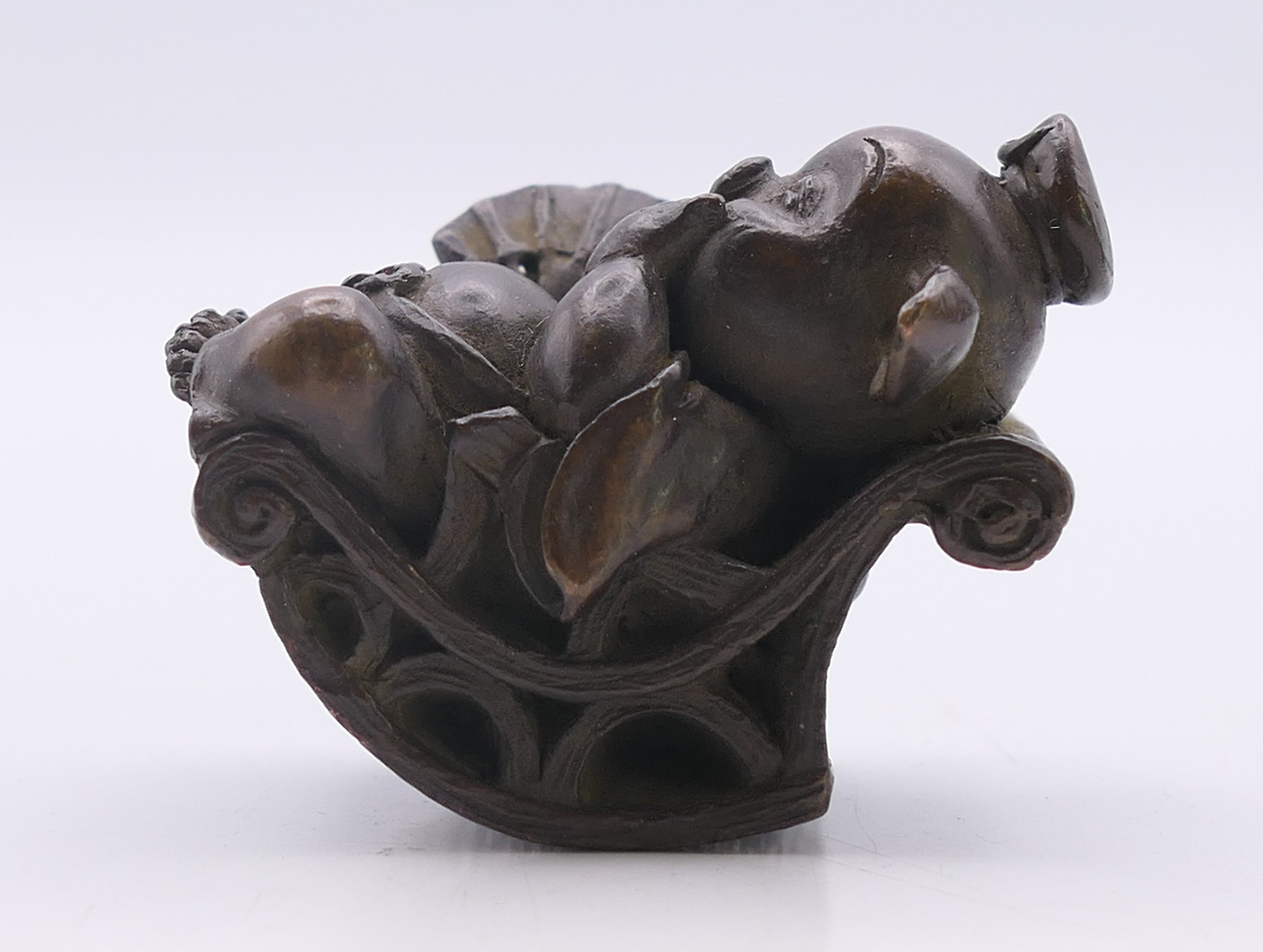 A pair of bronze seated pigs. Larger 4.5 cm high. - Image 3 of 7