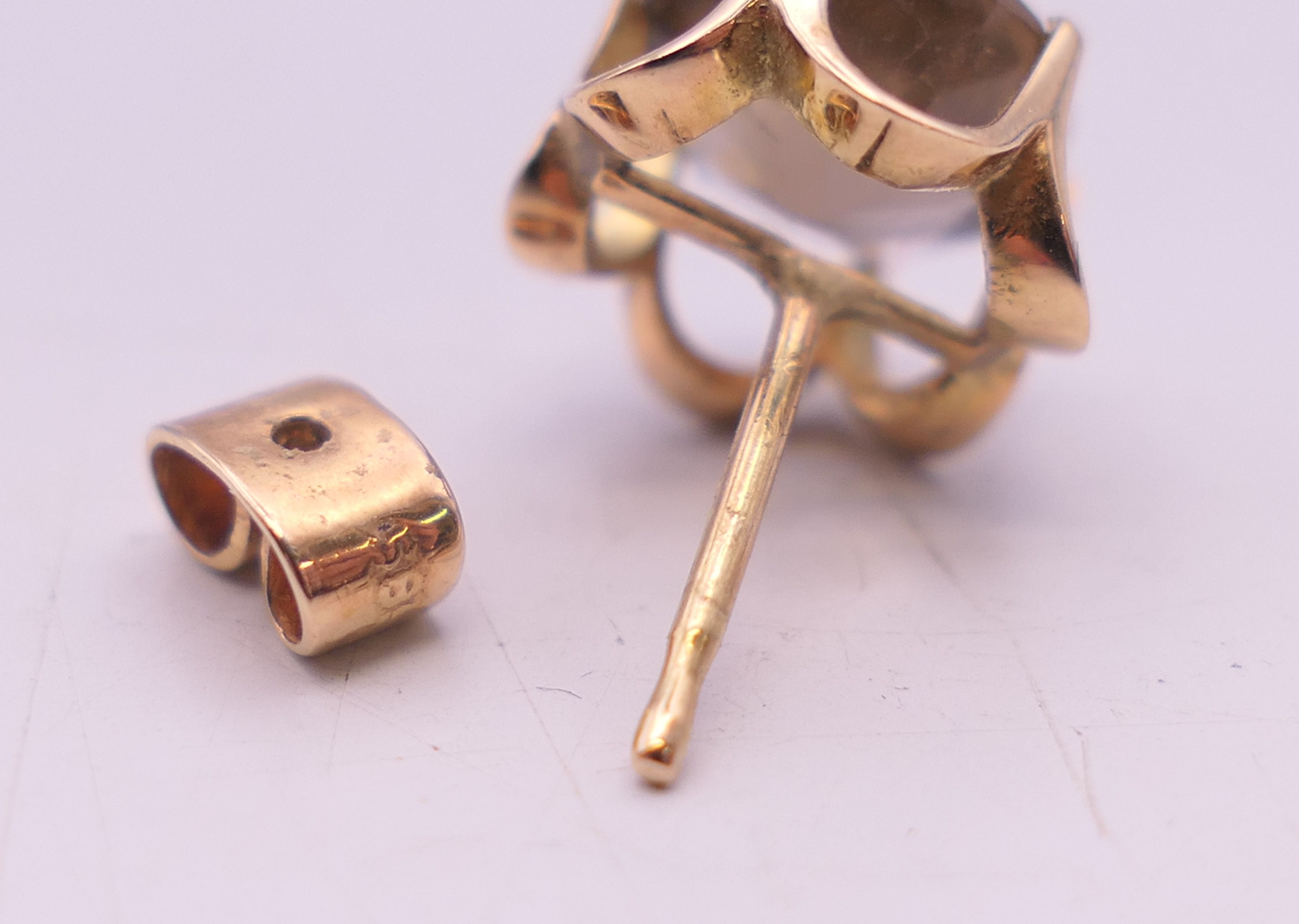 A pair of 14 ct gold and smoky quartz ear studs. 1 cm diameter. 2.5 grammes total weight. - Image 4 of 5