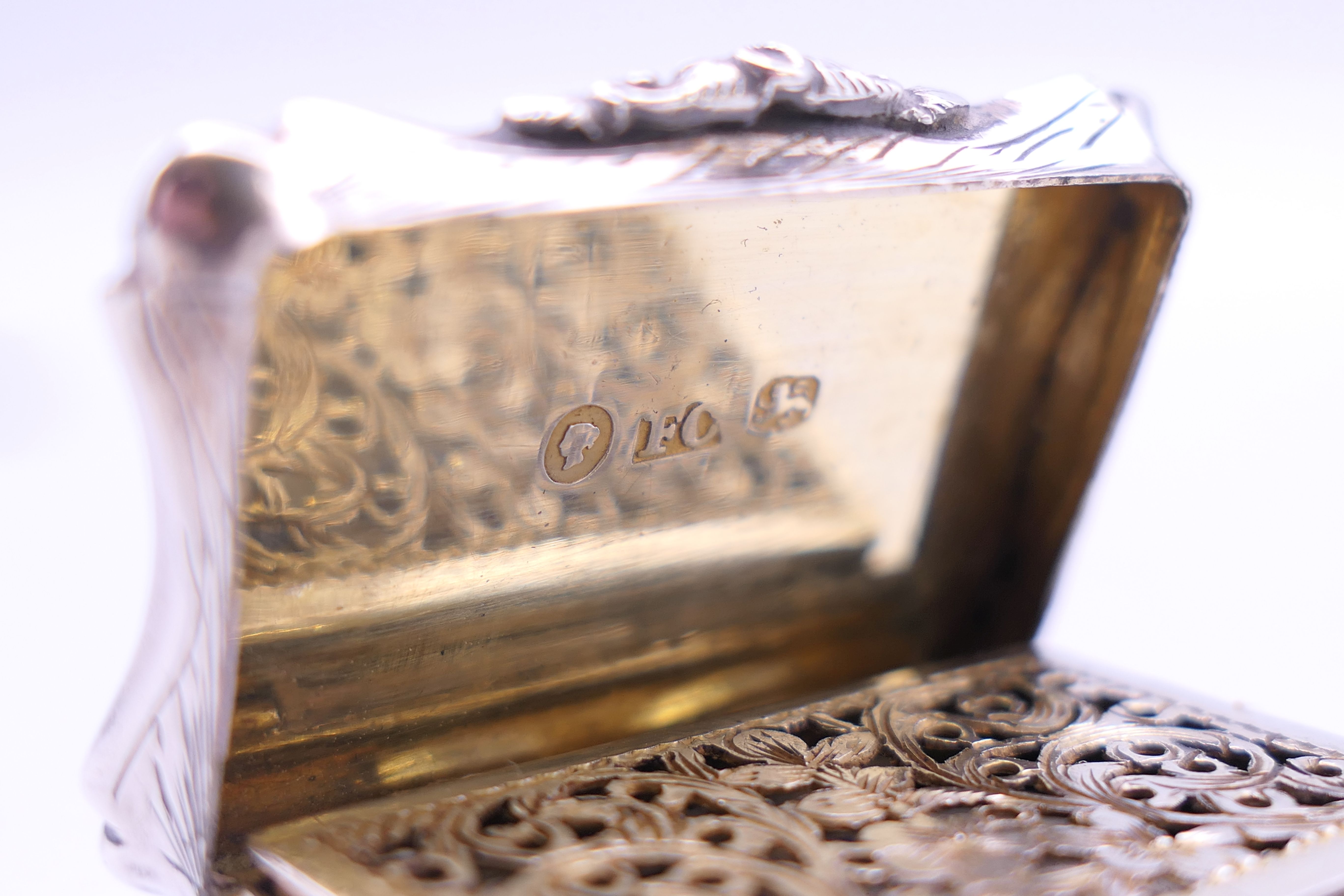Two Victorian silver vinaigrettes. The larger 3.75 cm x 2.5 cm. - Image 4 of 9