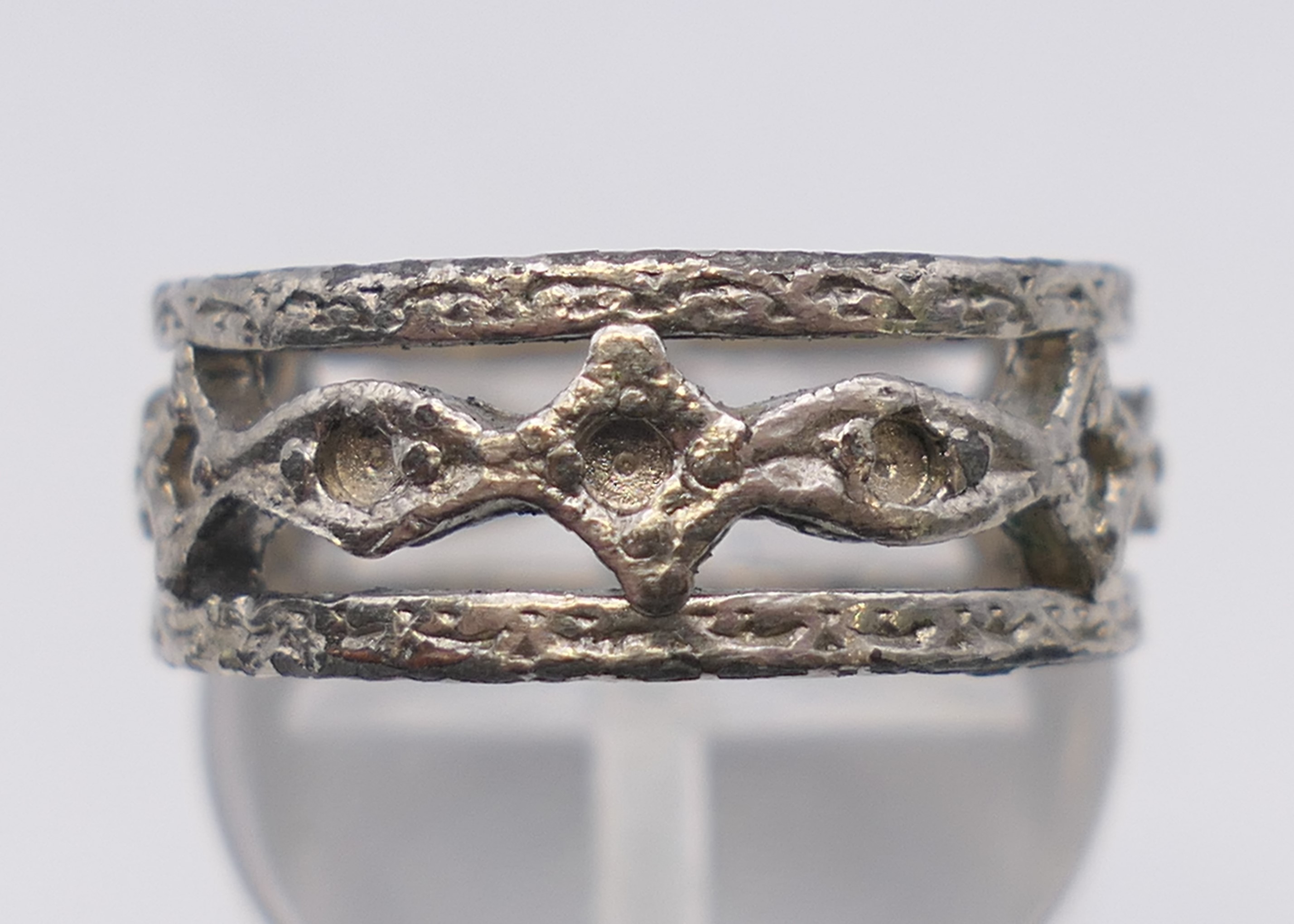 Four silver rings. Green stone ring size P. - Image 2 of 13