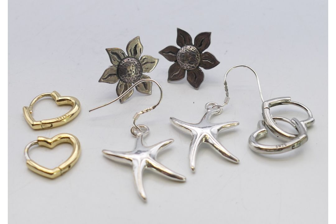 Four pairs of silver earrings. Sunflower earrings approximately 2 cm diameter. - Image 1 of 13