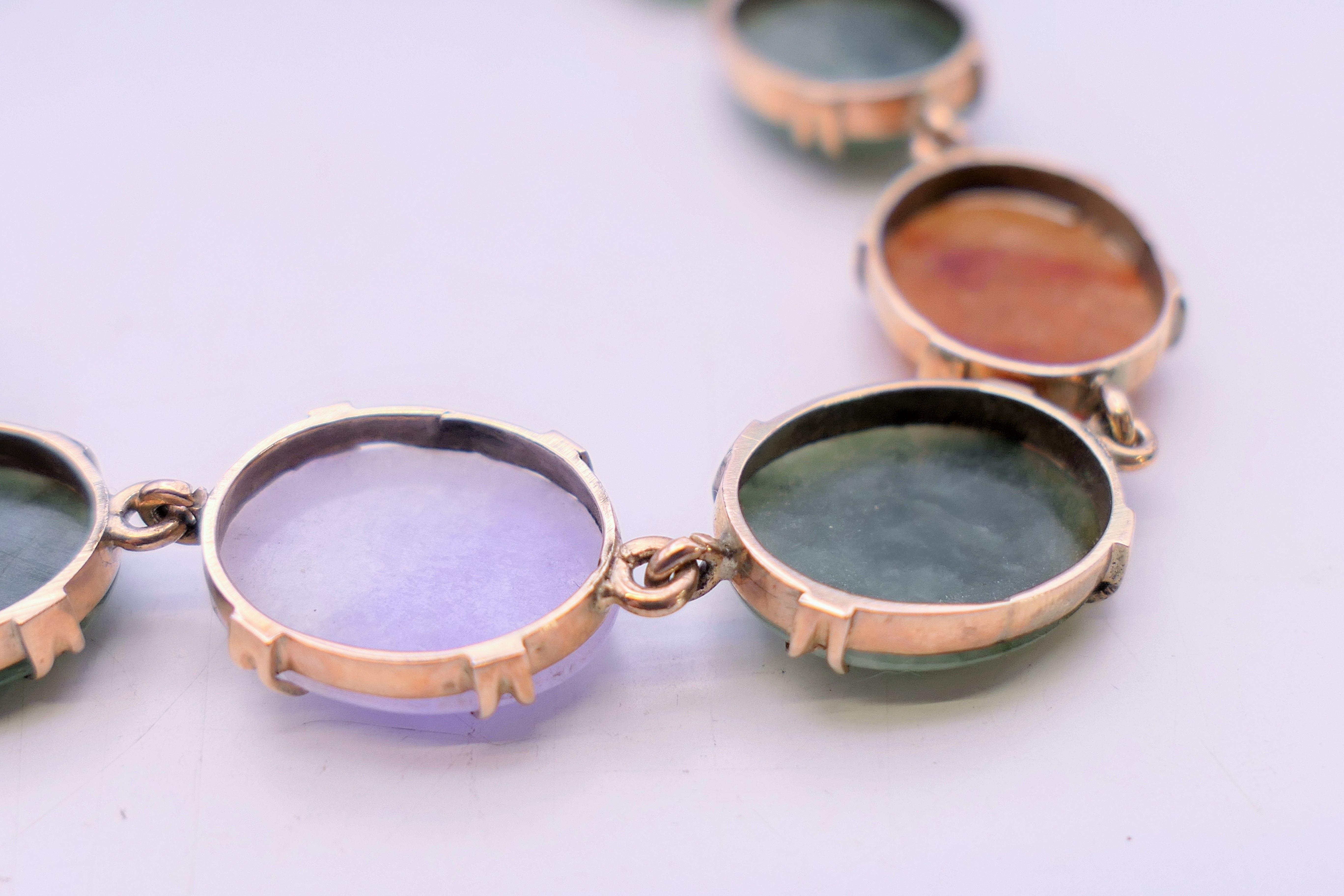 A 9 K gold and multi-coloured jade bracelet. 20 cm long. - Image 6 of 6