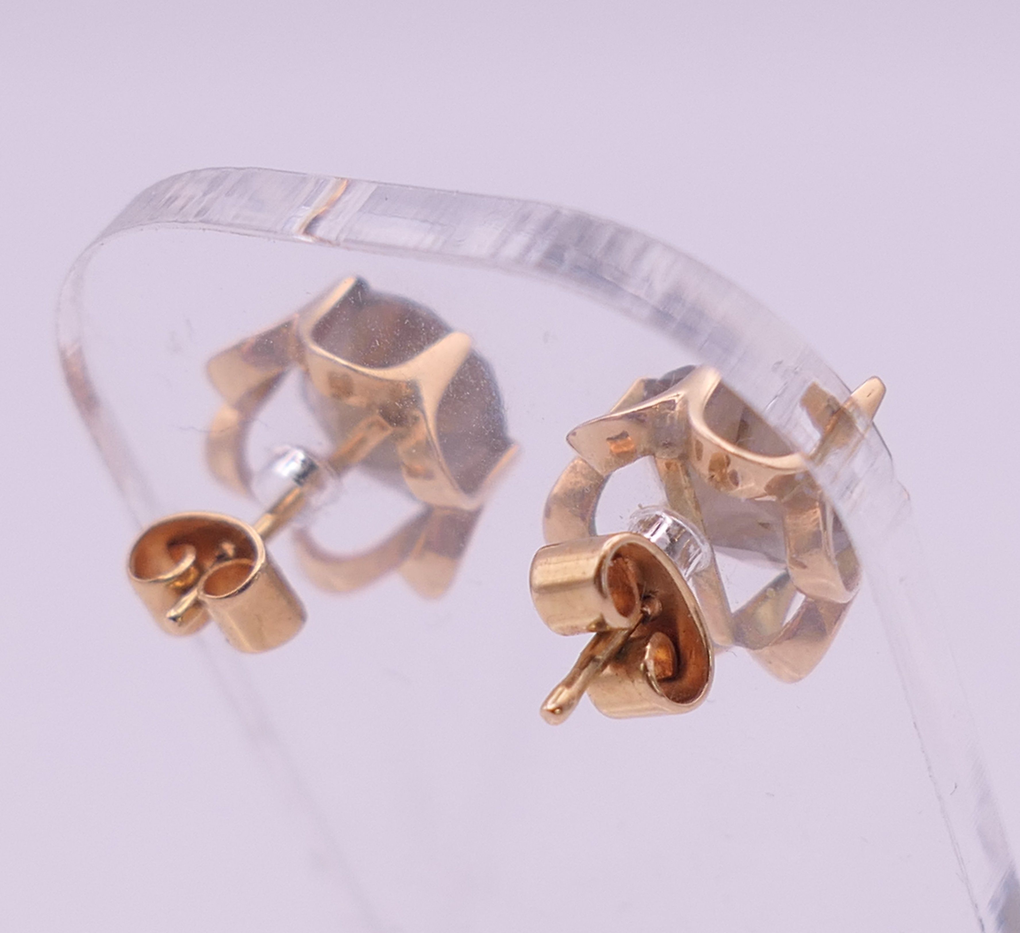 A pair of 14 ct gold and smoky quartz ear studs. 1 cm diameter. 2.5 grammes total weight. - Image 3 of 5