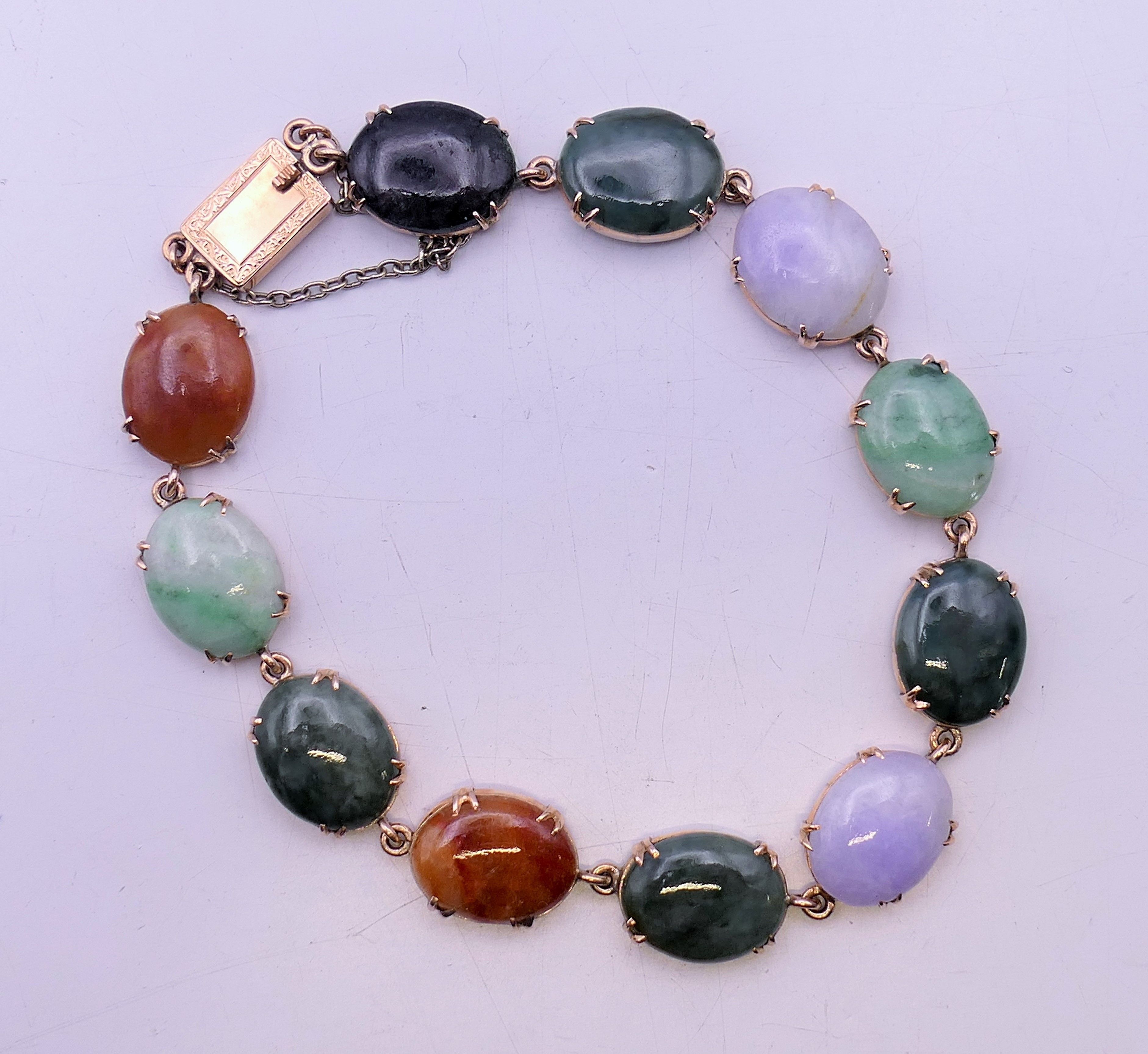 A 9 K gold and multi-coloured jade bracelet. 20 cm long. - Image 2 of 6