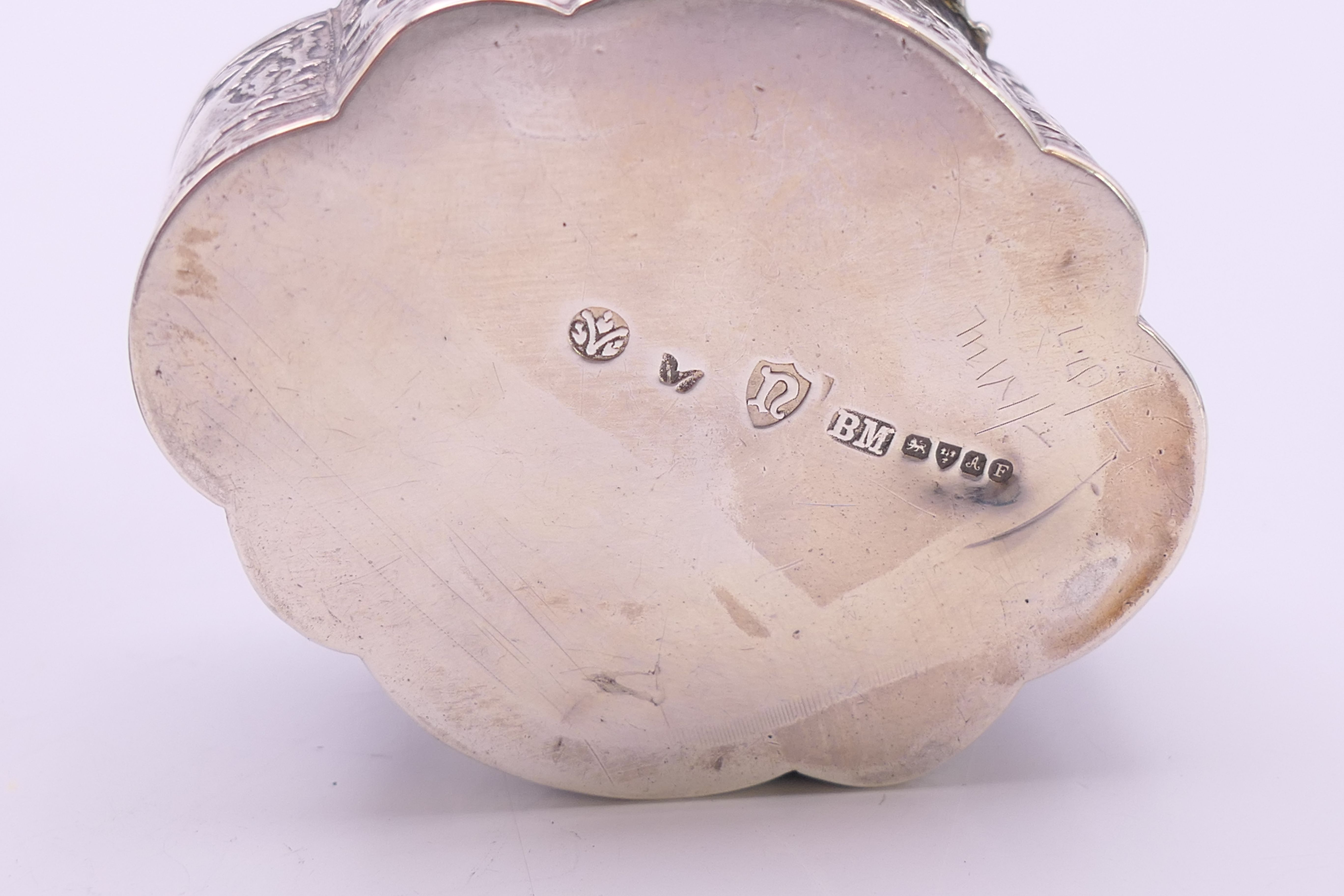 A Continental embossed silver box. 94.8 grammes. 4 cm high. - Image 5 of 6