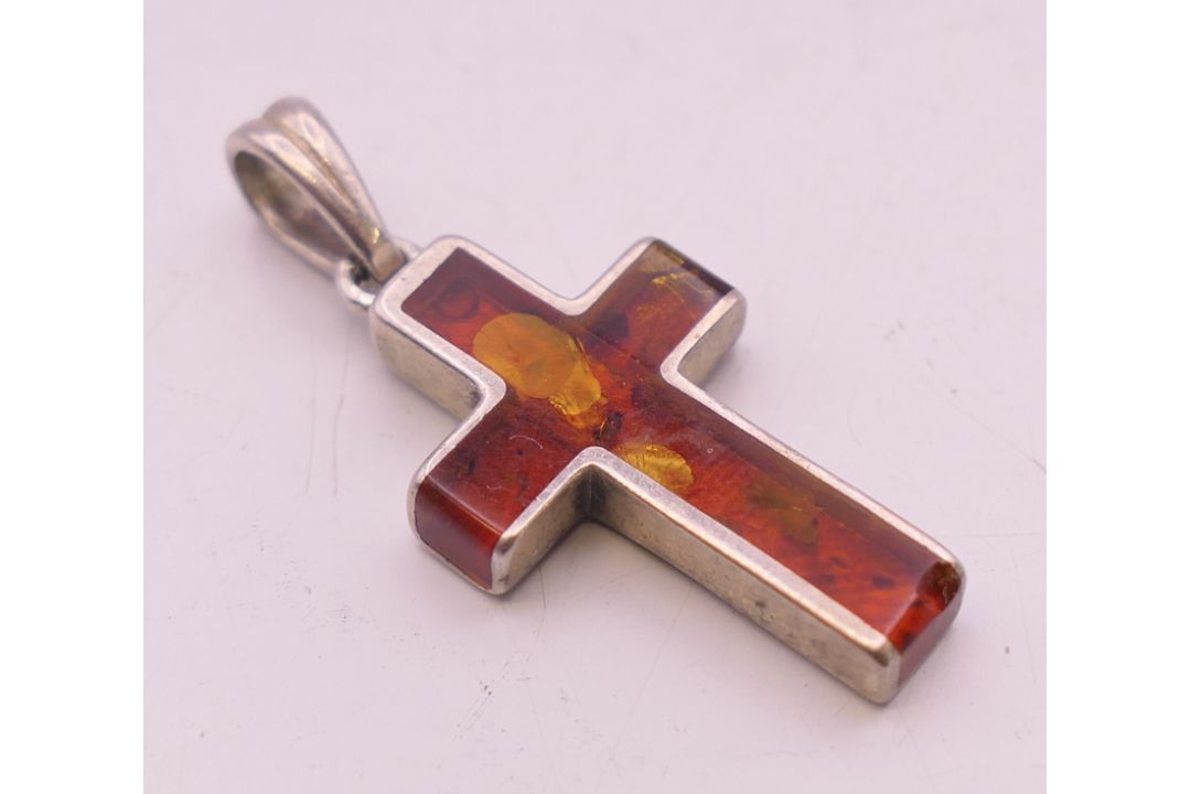 Two silver and amber rings and a cross pendant. Pendant 2.5 cm high. - Image 3 of 10