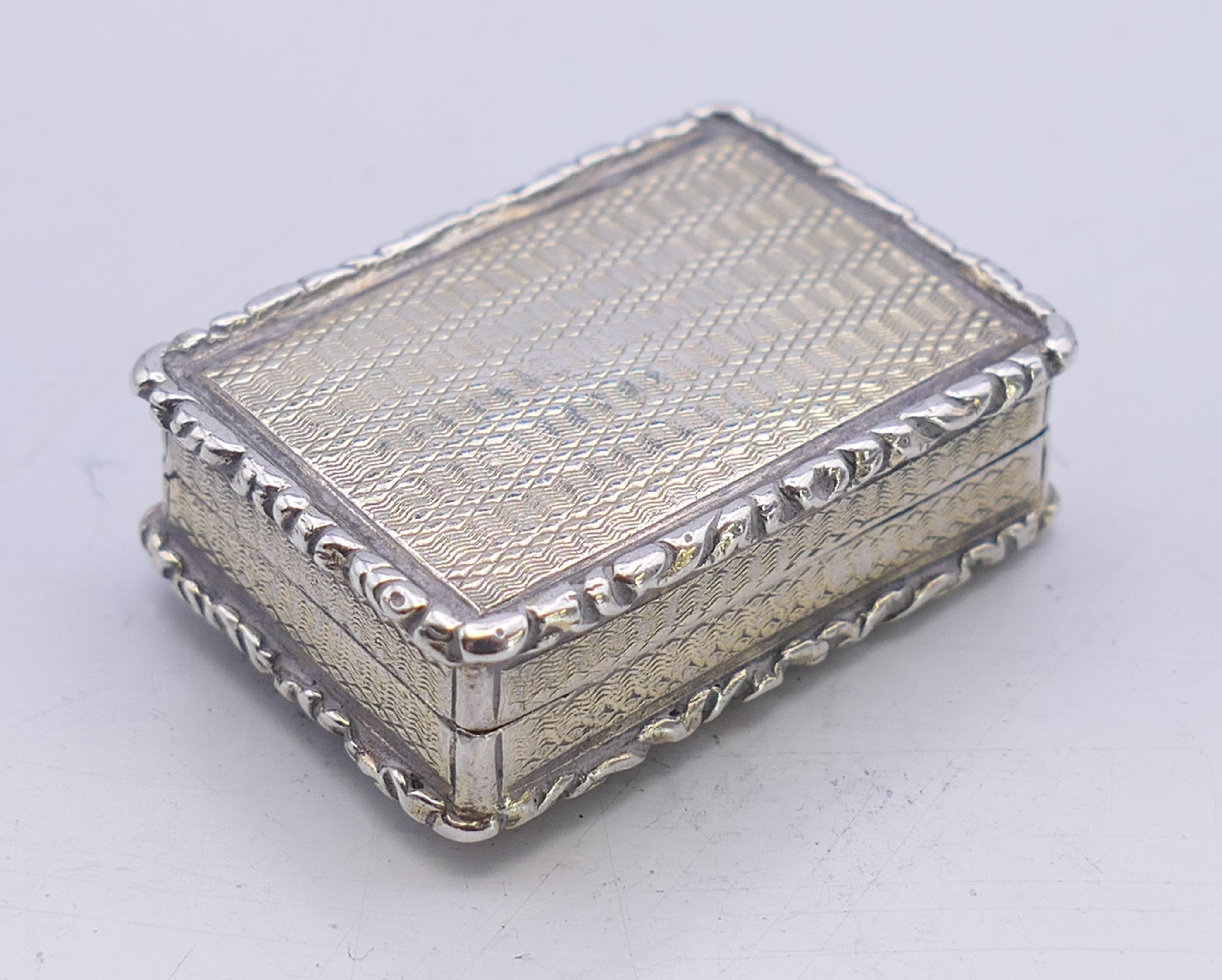 A Georgian silver gilt vinaigrette. 3.5 cm x 2.5 cm. - Image 4 of 4
