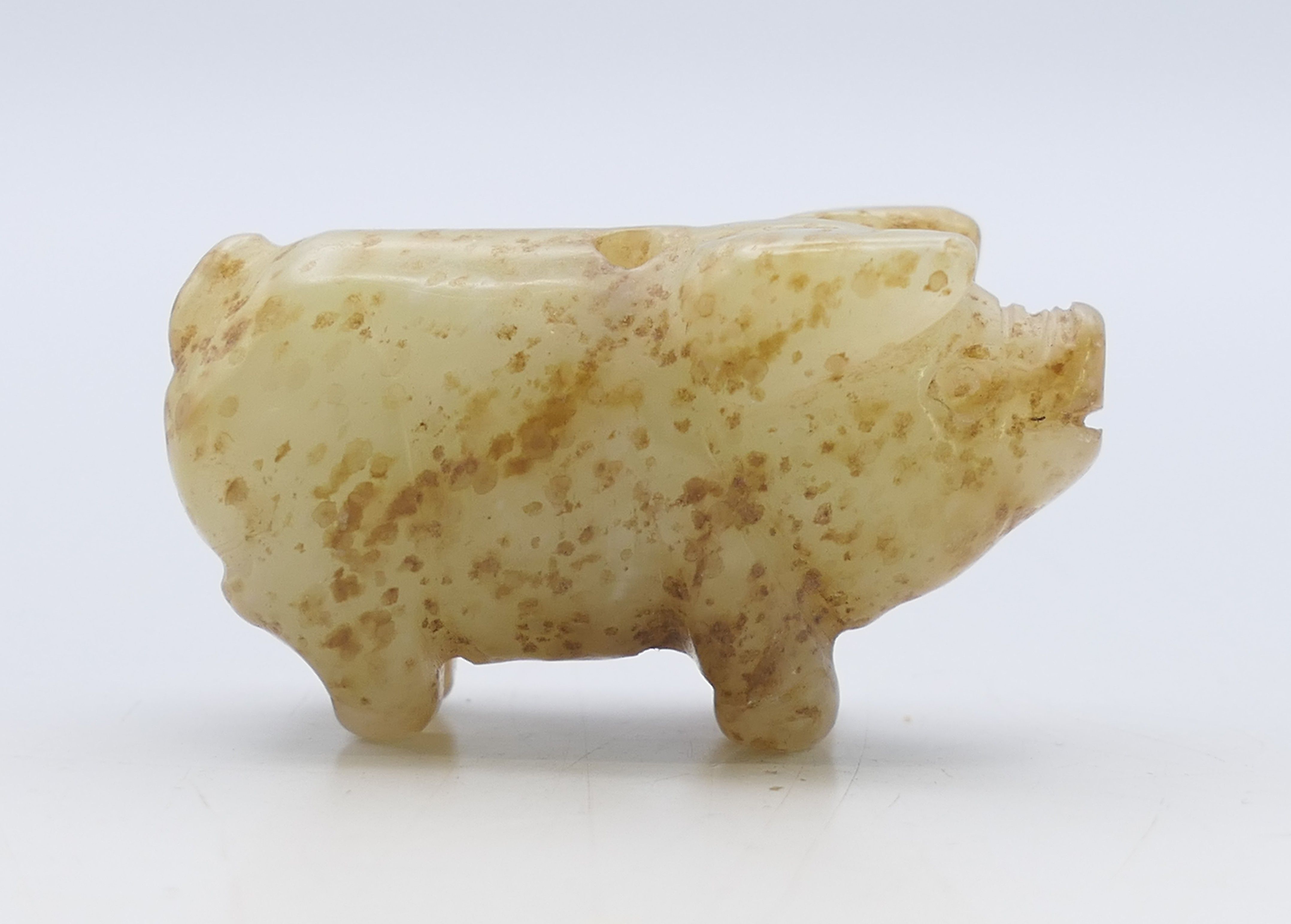 A jade pig and a jade pendant carving. Pig 2.5 cm high, pendant 9.5 x 8.5 cm. - Image 6 of 8