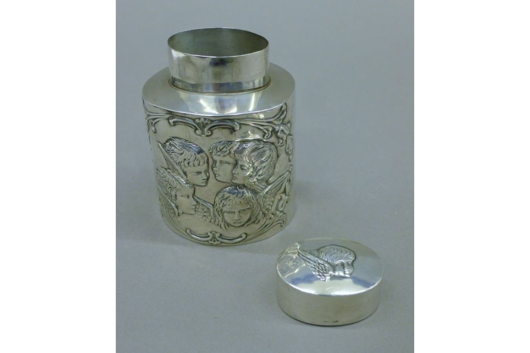 A silver tea caddy decorated with embossed angels. 9.5 cm high. 87.4 grammes. - Image 3 of 4