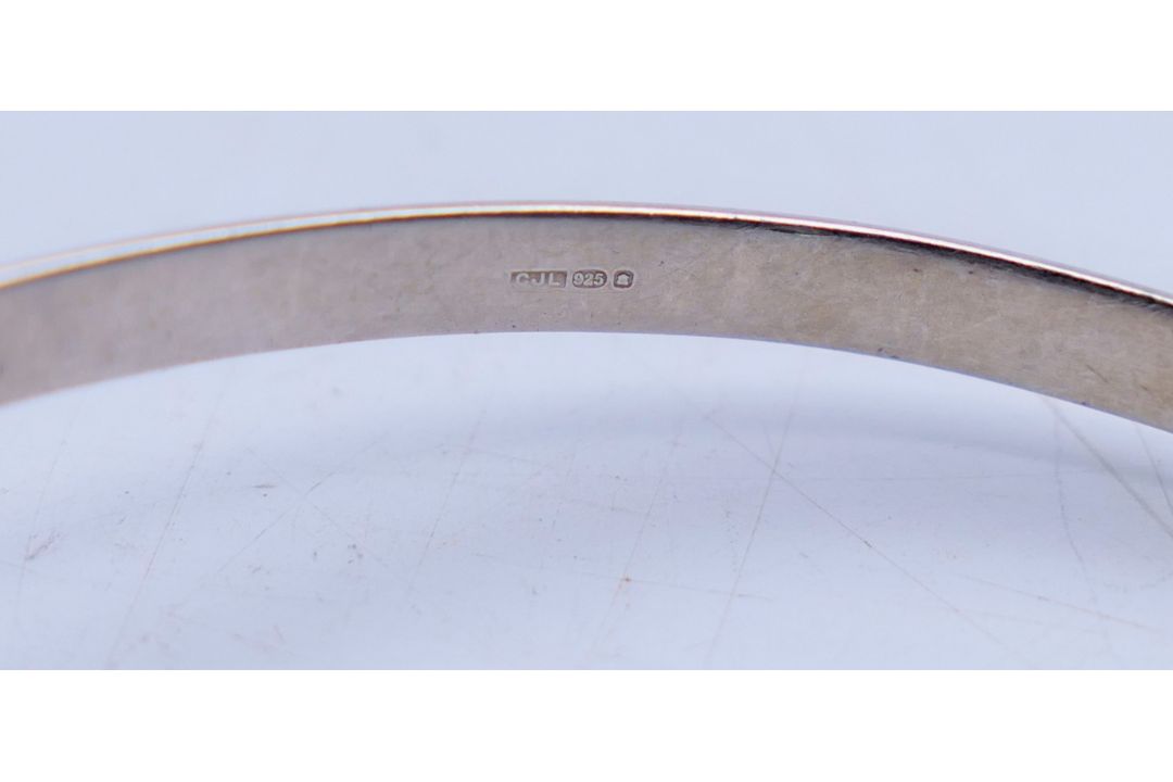 A silver bangle with heart shaped blue stone. Heart 1.5 cm high. - Image 4 of 6