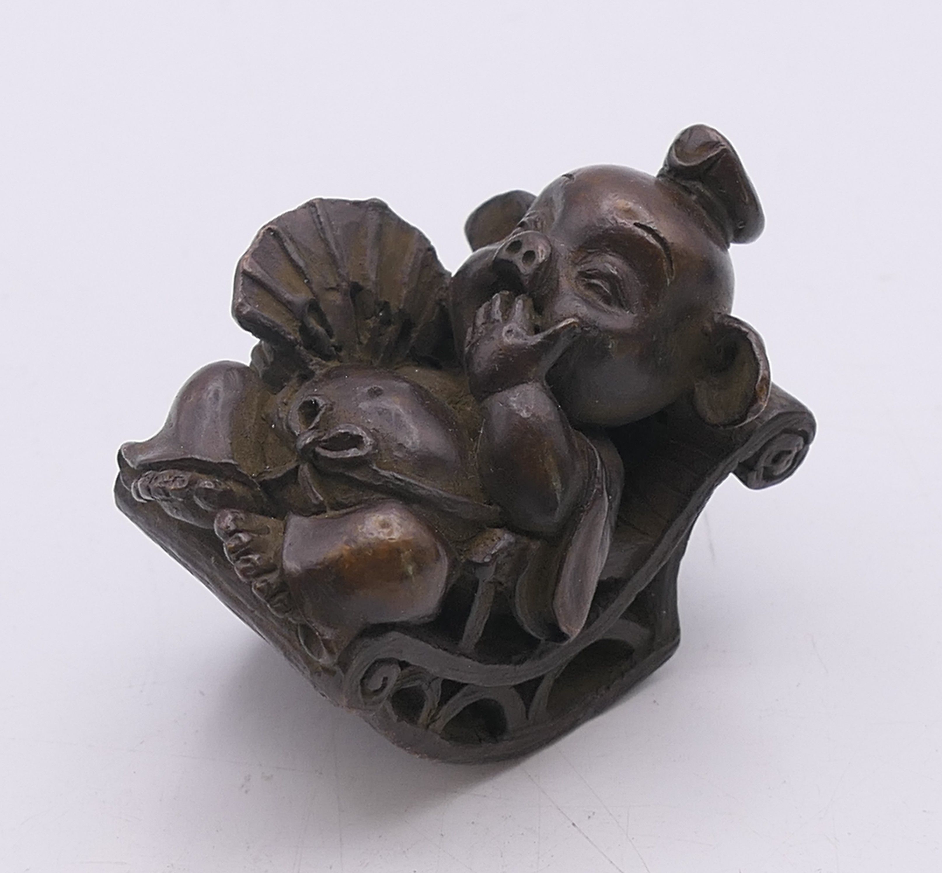 A pair of bronze seated pigs. Larger 4.5 cm high. - Image 2 of 7