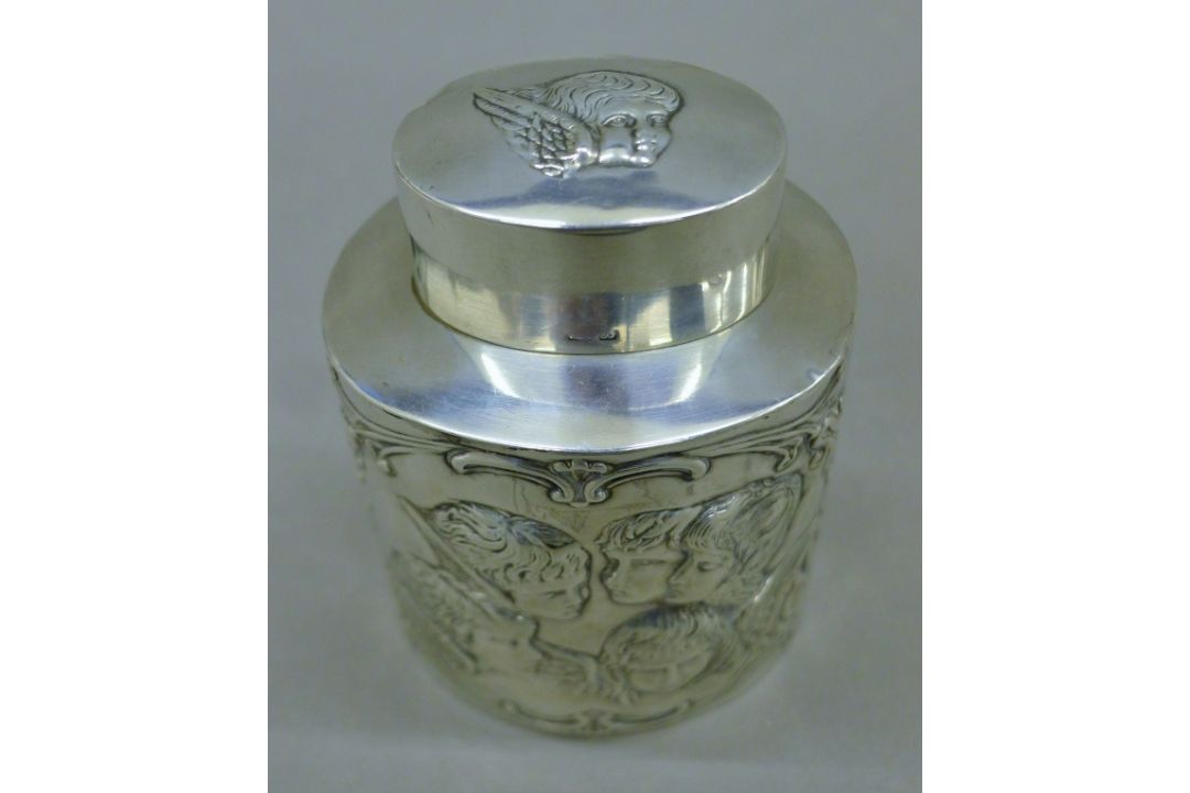 A silver tea caddy decorated with embossed angels. 9.5 cm high. 87.4 grammes. - Image 2 of 4