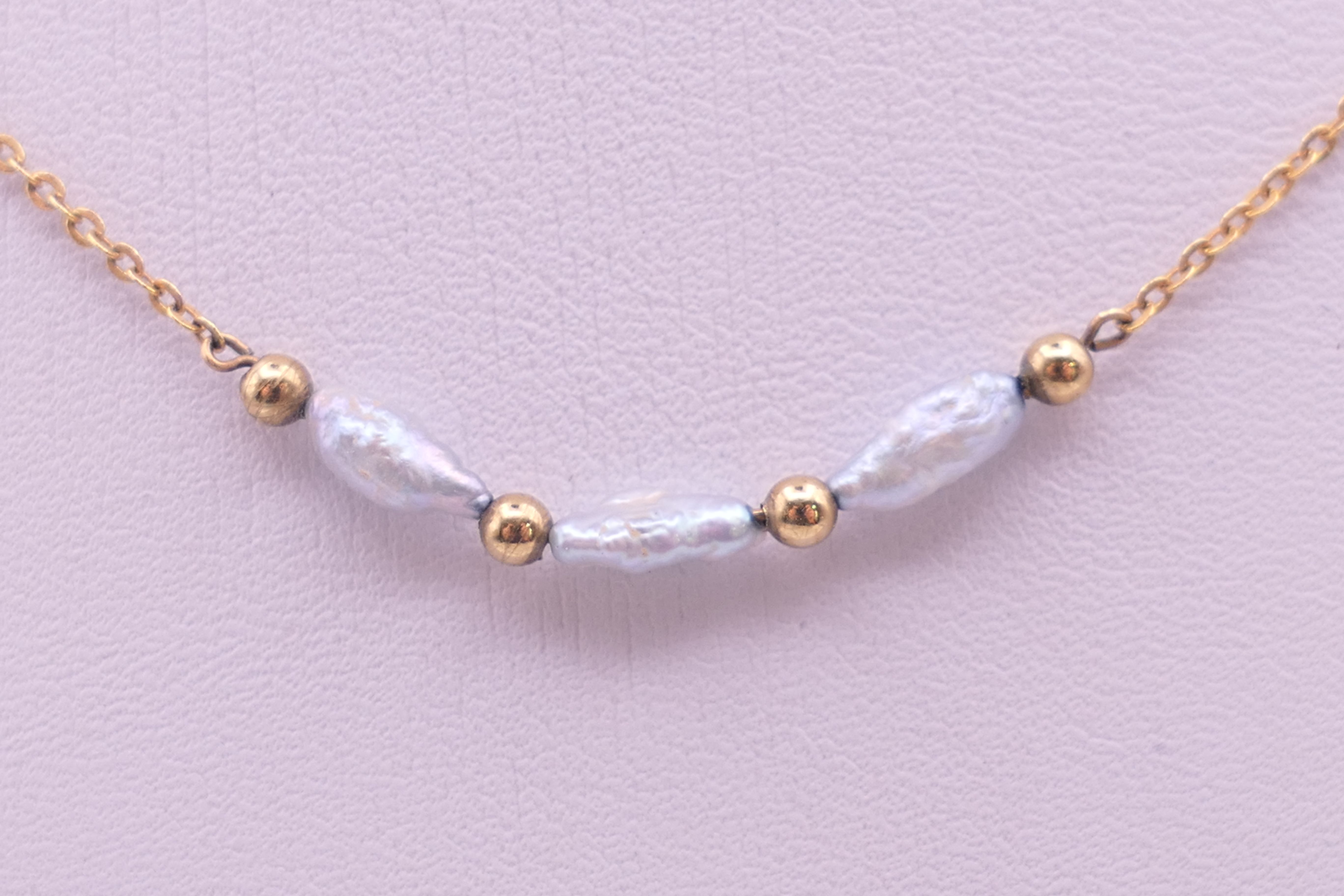A 9 ct gold and pearl necklace. Approximately 40 cm long. 1.7 grammes total weight. - Image 4 of 10