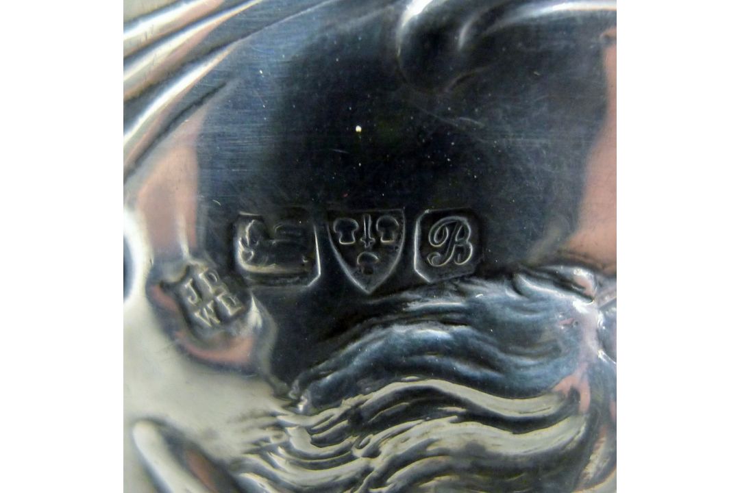 A silver tea caddy decorated with embossed angels. 9.5 cm high. 87.4 grammes. - Image 4 of 4