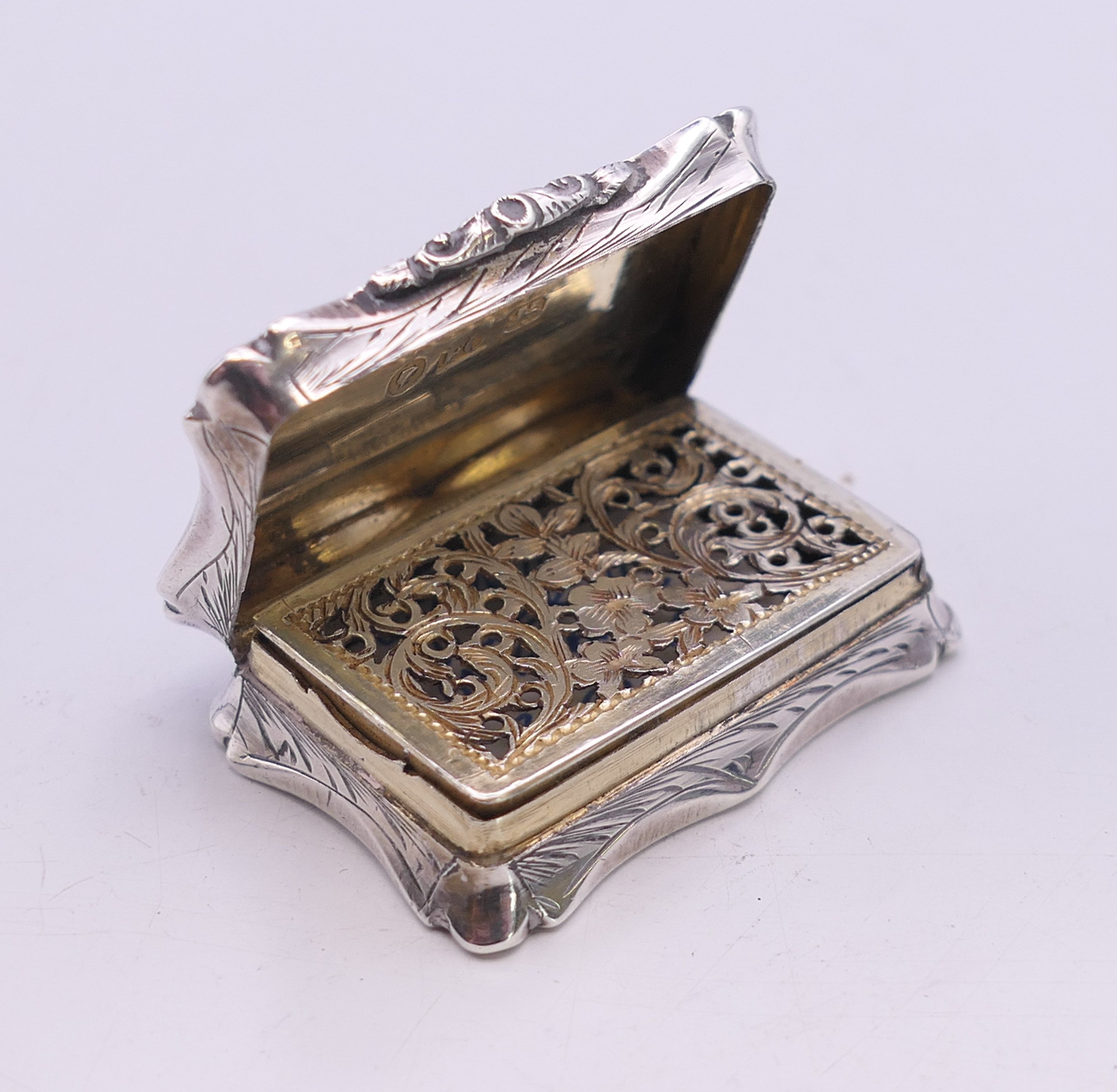 Two Victorian silver vinaigrettes. The larger 3.75 cm x 2.5 cm. - Image 3 of 9
