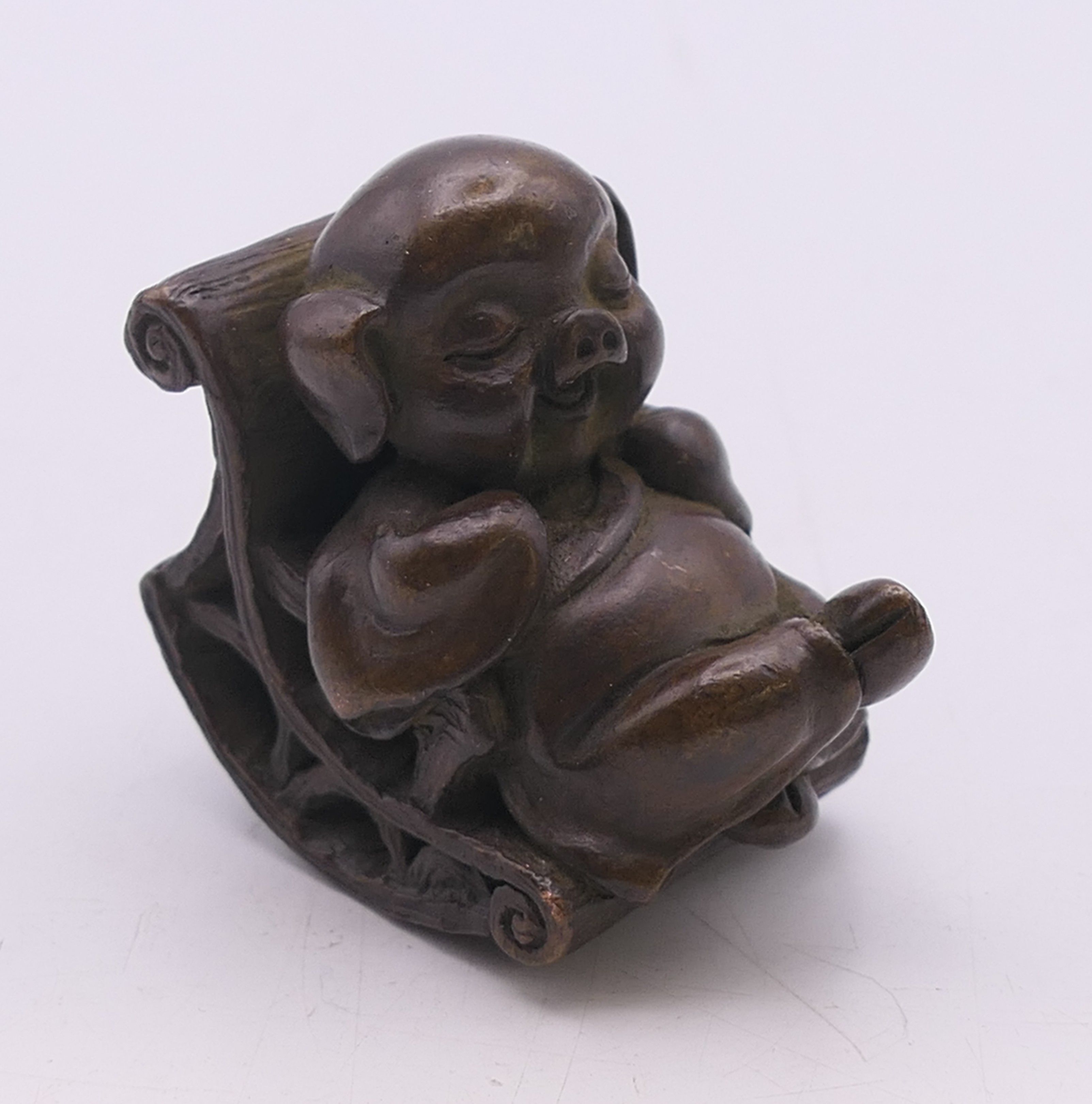 A pair of bronze seated pigs. Larger 4.5 cm high. - Image 5 of 7