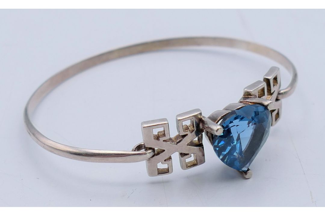 A silver bangle with heart shaped blue stone. Heart 1.5 cm high. - Image 3 of 6