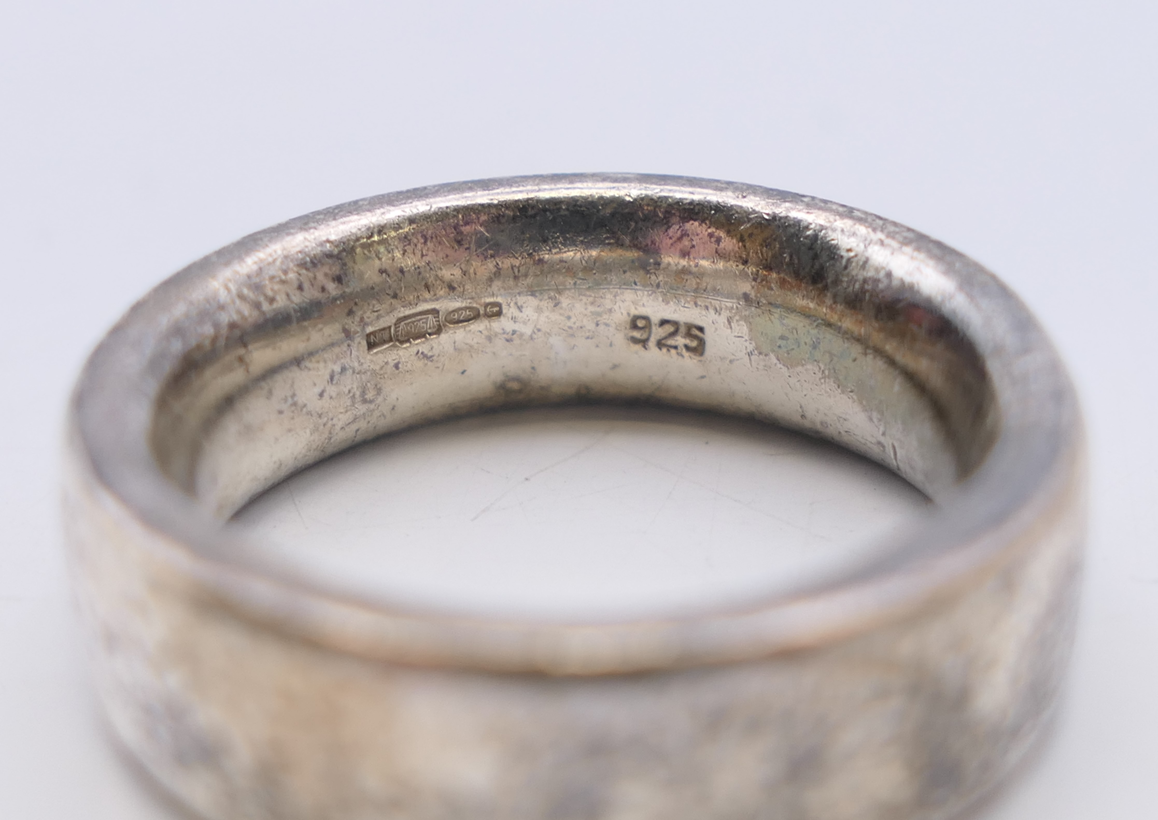 Four silver rings. Green stone ring size P. - Image 7 of 13