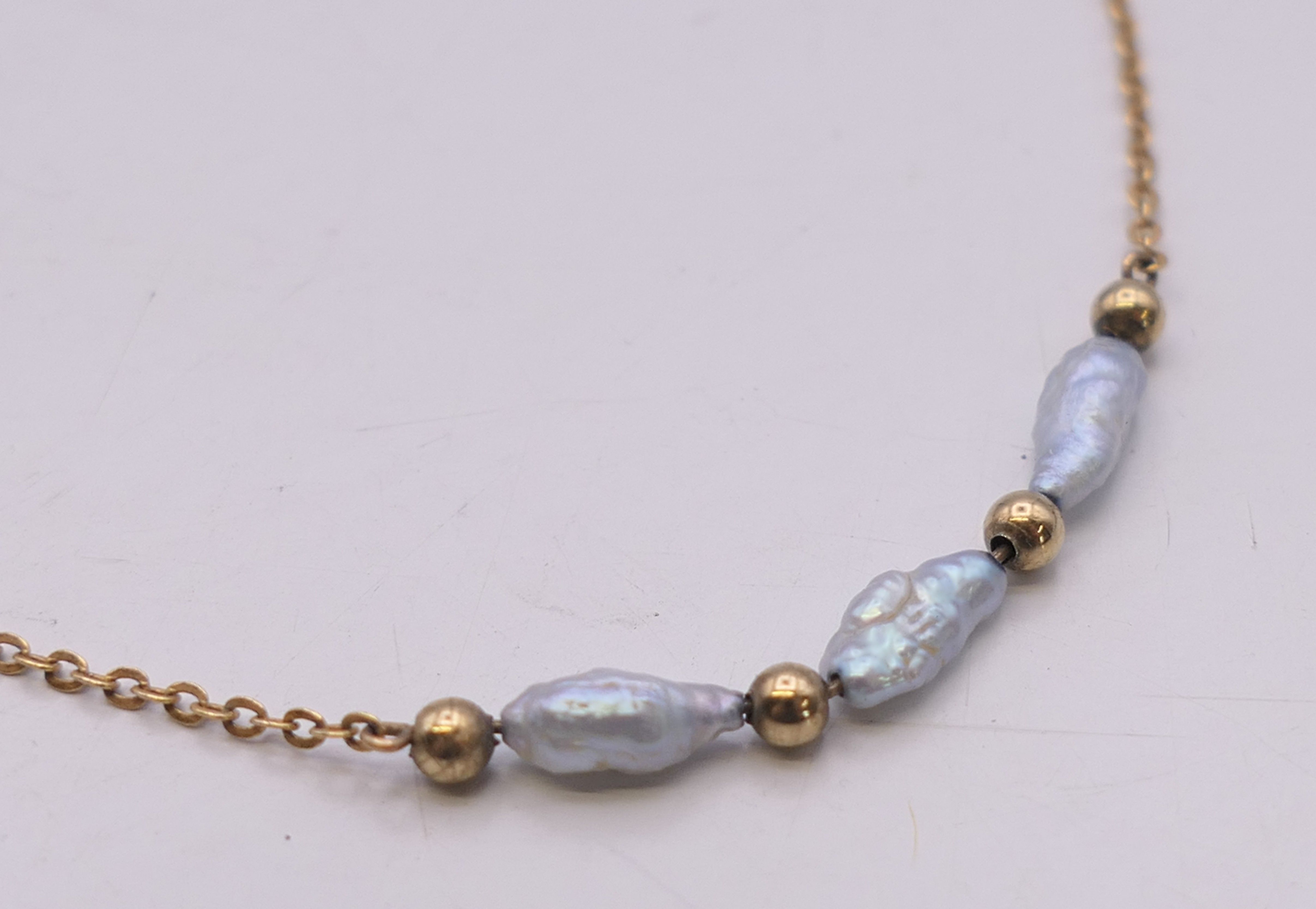 A 9 ct gold and pearl necklace. Approximately 40 cm long. 1.7 grammes total weight. - Image 6 of 10