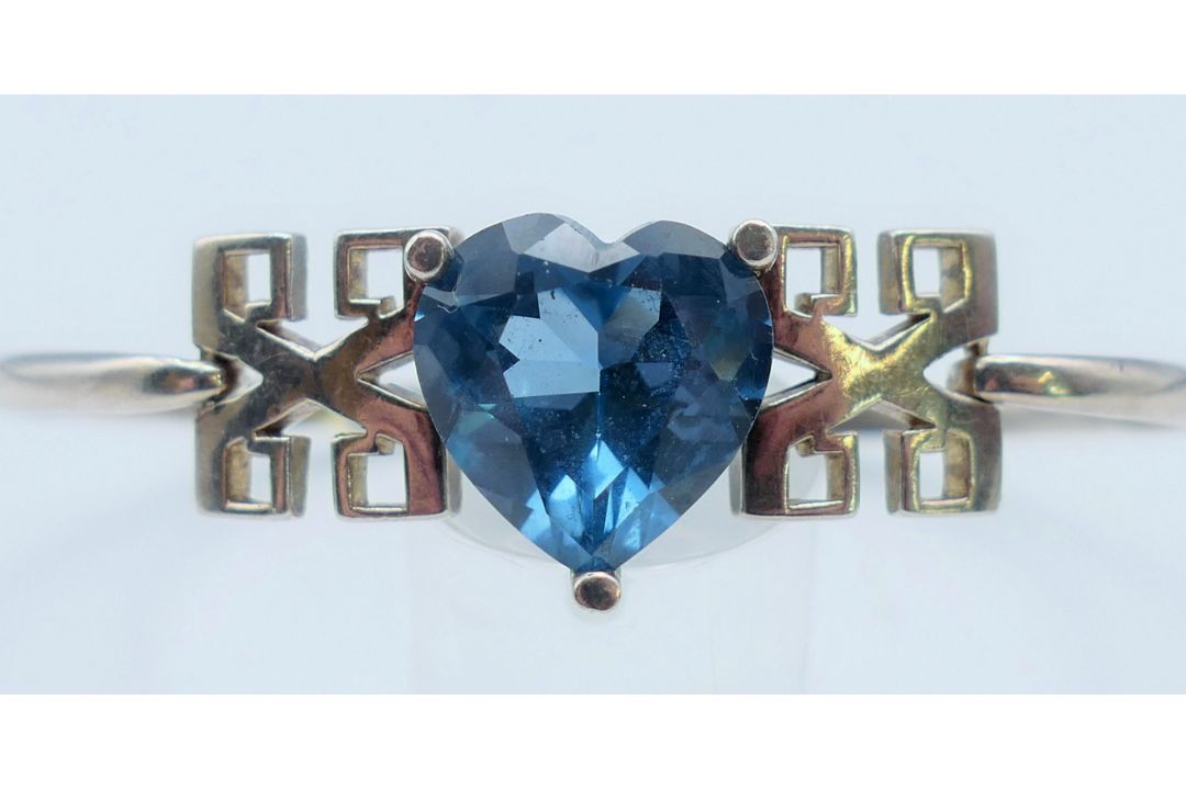A silver bangle with heart shaped blue stone. Heart 1.5 cm high. - Image 1 of 6