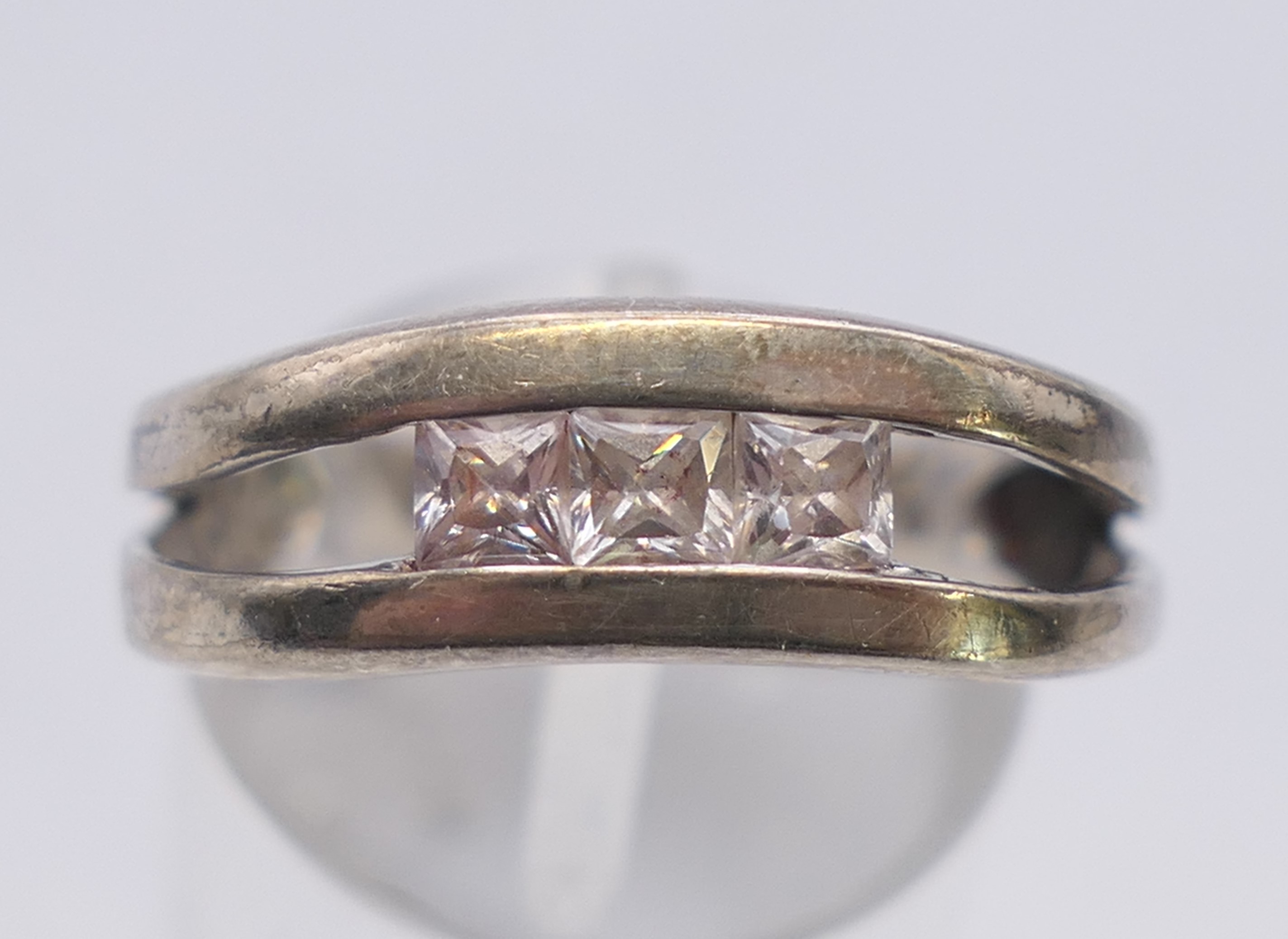 Four silver rings. Green stone ring size P. - Image 8 of 13