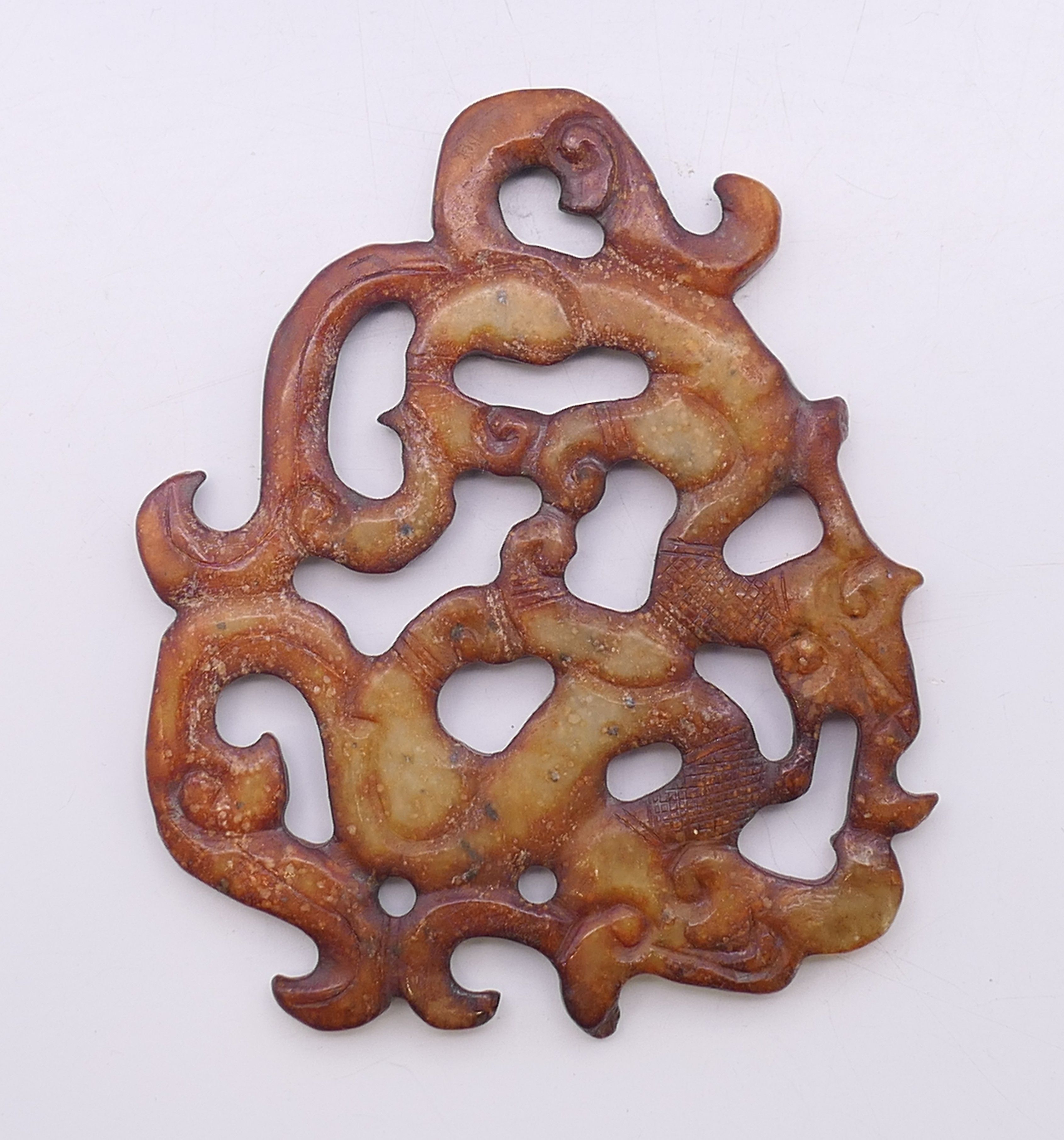 A jade pig and a jade pendant carving. Pig 2.5 cm high, pendant 9.5 x 8.5 cm. - Image 2 of 8