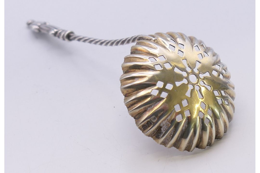 A Victorian silver gilt apostle sifter spoon. 9.5 cm high. - Image 4 of 4