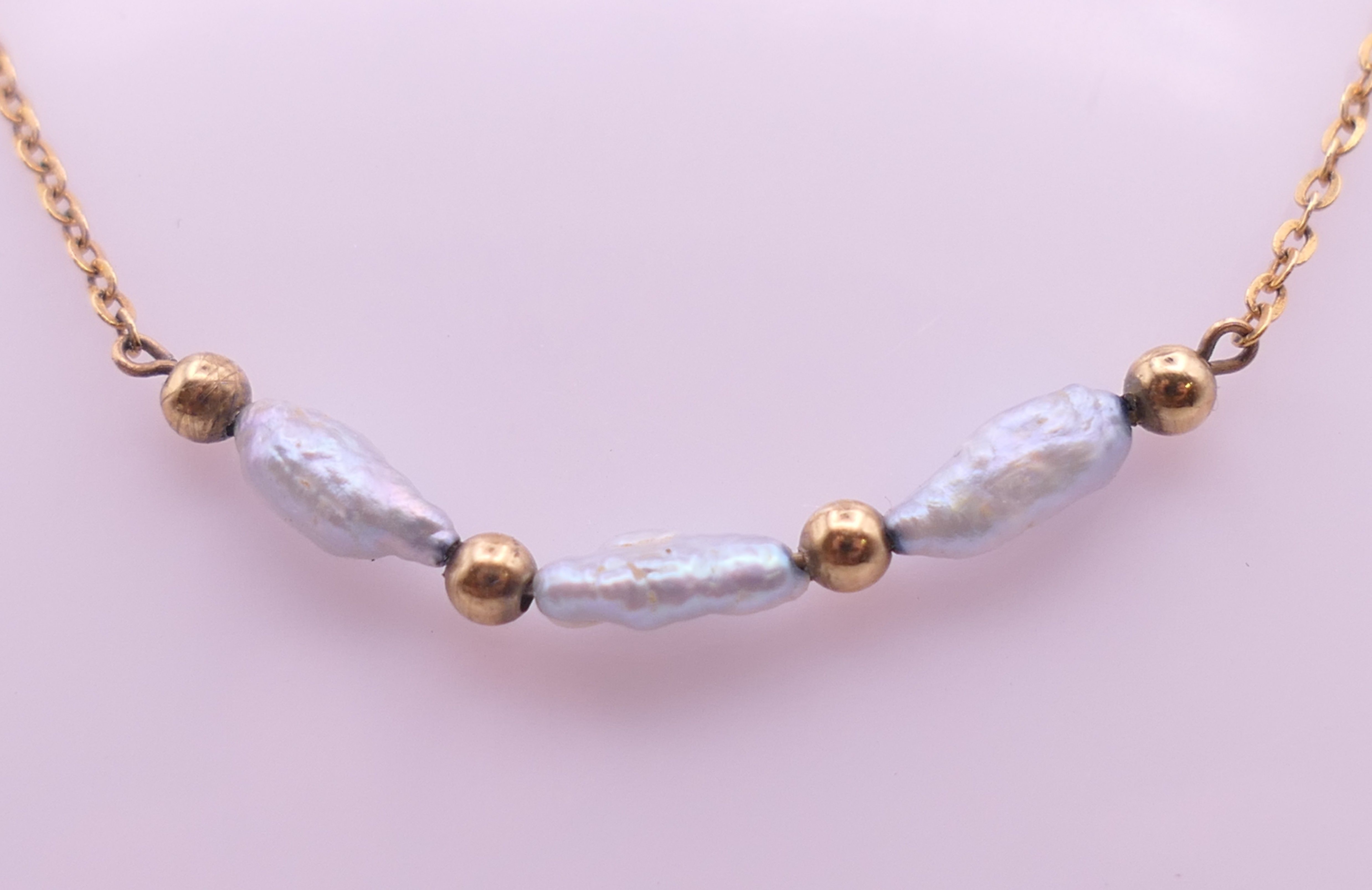 A 9 ct gold and pearl necklace. Approximately 40 cm long. 1.7 grammes total weight. - Image 3 of 10